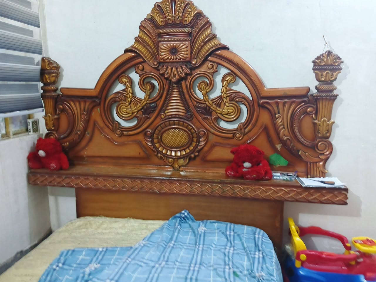 سلام عليكم غرفه خشاب كامله ملحقاته +كاونتر قطعتين +سنك مرمر +اوفن السعر الغرفه 150الف أو الوفن25والكاونتر 200رقم تليفون***********
