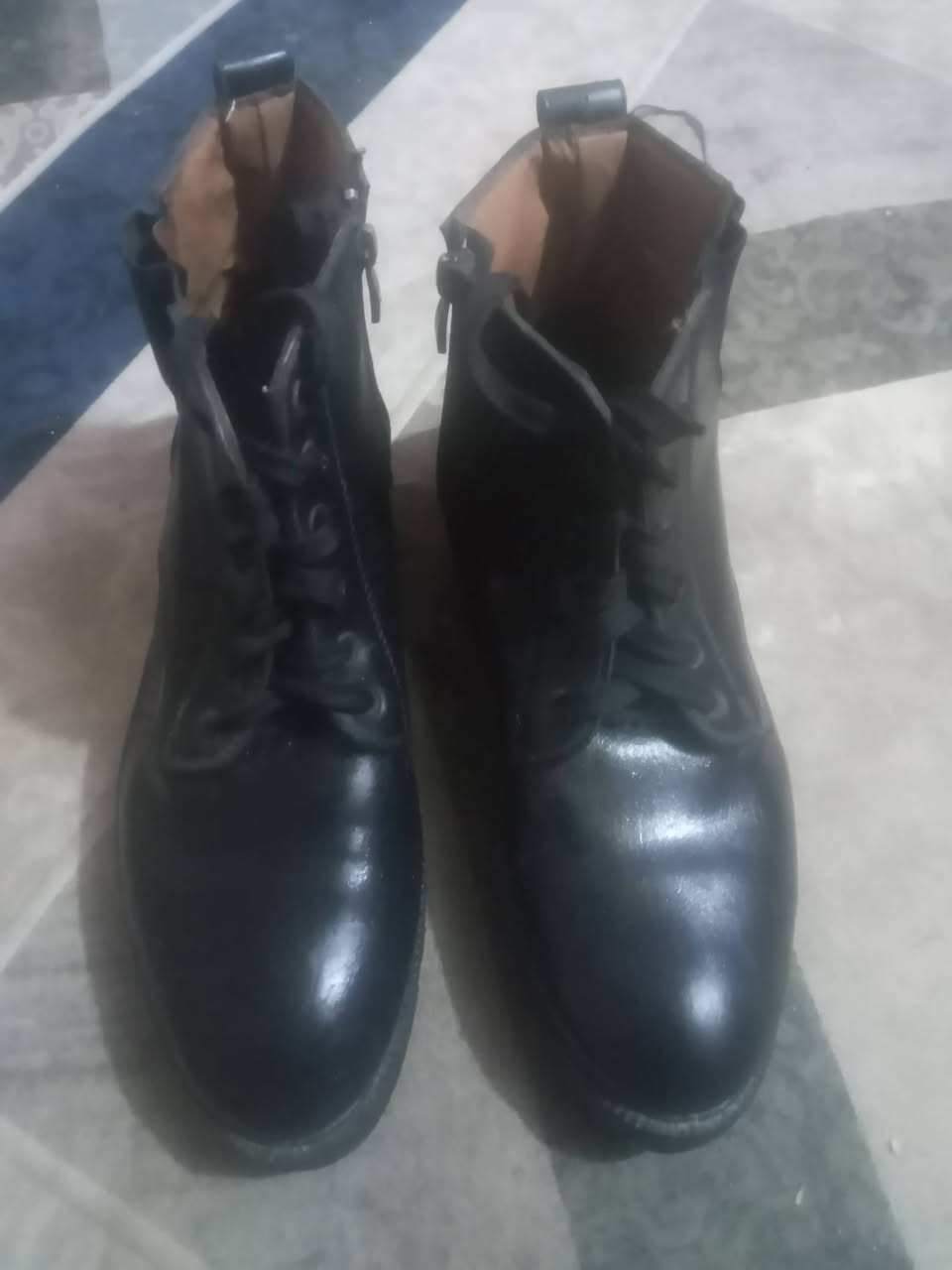 السلام عليكم بوت للبيع قياسات 42 السعر ب 20 بمجال اللي يريده يتصل على هذا الرقم بس على الواتساب***********
