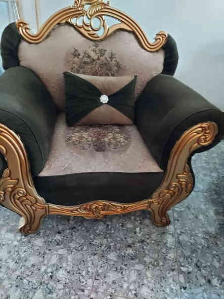 تخم قنفات 10 مقاعد + كوشات ب 500
ميز تلفزيون 50 الف
كاونتر 3 مترات ونص 4 قطع ب500 
المكان  بغداد حي الحسين
***********
