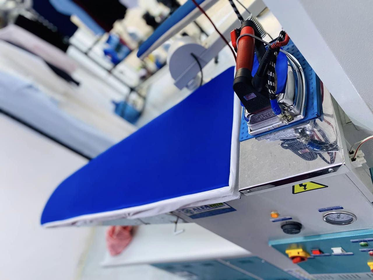 السلام عليكم غراض مكوى للبيع 
نورفا تركيا بعدهه جديده مستخدمه قليل +غساله اوتماتيك 18 كيلو بعدهه جديده +استان ملابس طول مترين ونص 
كلهن سعرهن مناسب 
مكاني واسط قضاء العزيزيه 
***********
