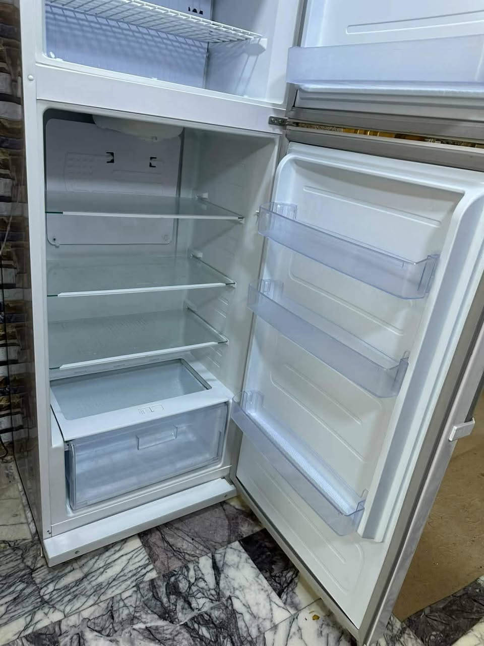 ثلاجه جديده استعمال قليل جدا الثلج كما موضح بل صوره 
للبيع السعر السعر 525  وبيه مجال بسيط المكان بابل الكفل 
للاستفسار: ‭0782 764 5057‬
