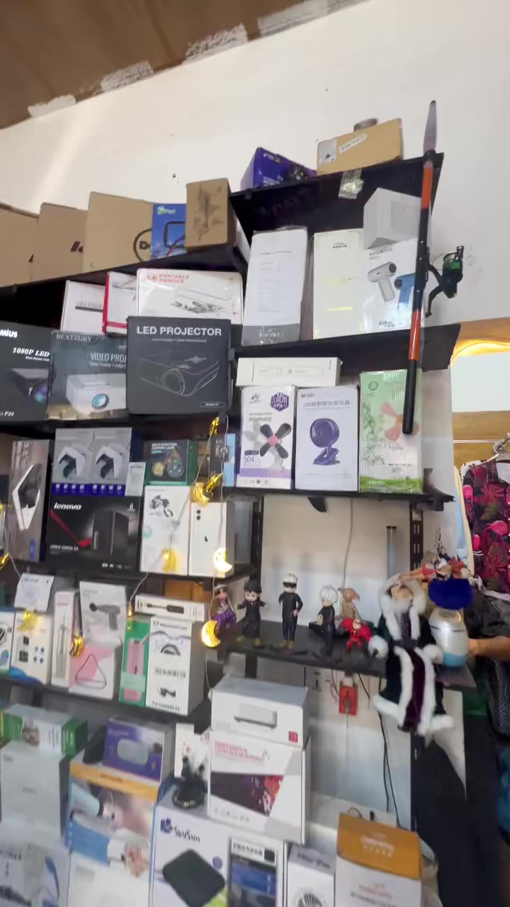 سلام عليكم اخوان عندي امزون للبيع  شلعه  الكتروني  متكون 185 قطعه البيع شلع وعندي 4كراتين مكس  البيع شلع حط سعر ورزق عل الله *********** واتساب موجود عنوان كركوك توصيل موجود
