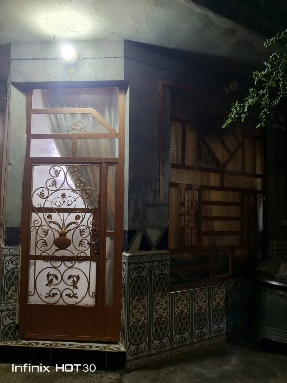 سلام عليكم الدار للبيع مساحة 156 متر يتكون من غرفتين نوم حمام و مطبخ و صاله و ستقبال و صحيات و متواجد على فيس تصل هذه رقم الهاتف *********** مكان بلدروز خلف جامع الخلفاء الراشدين
