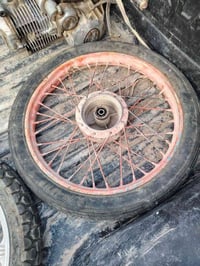 اوياله 2 هنه وتايراتهن ومحرك سيفان شغال لاينقص ولايدخن شغال هندر واحد ...