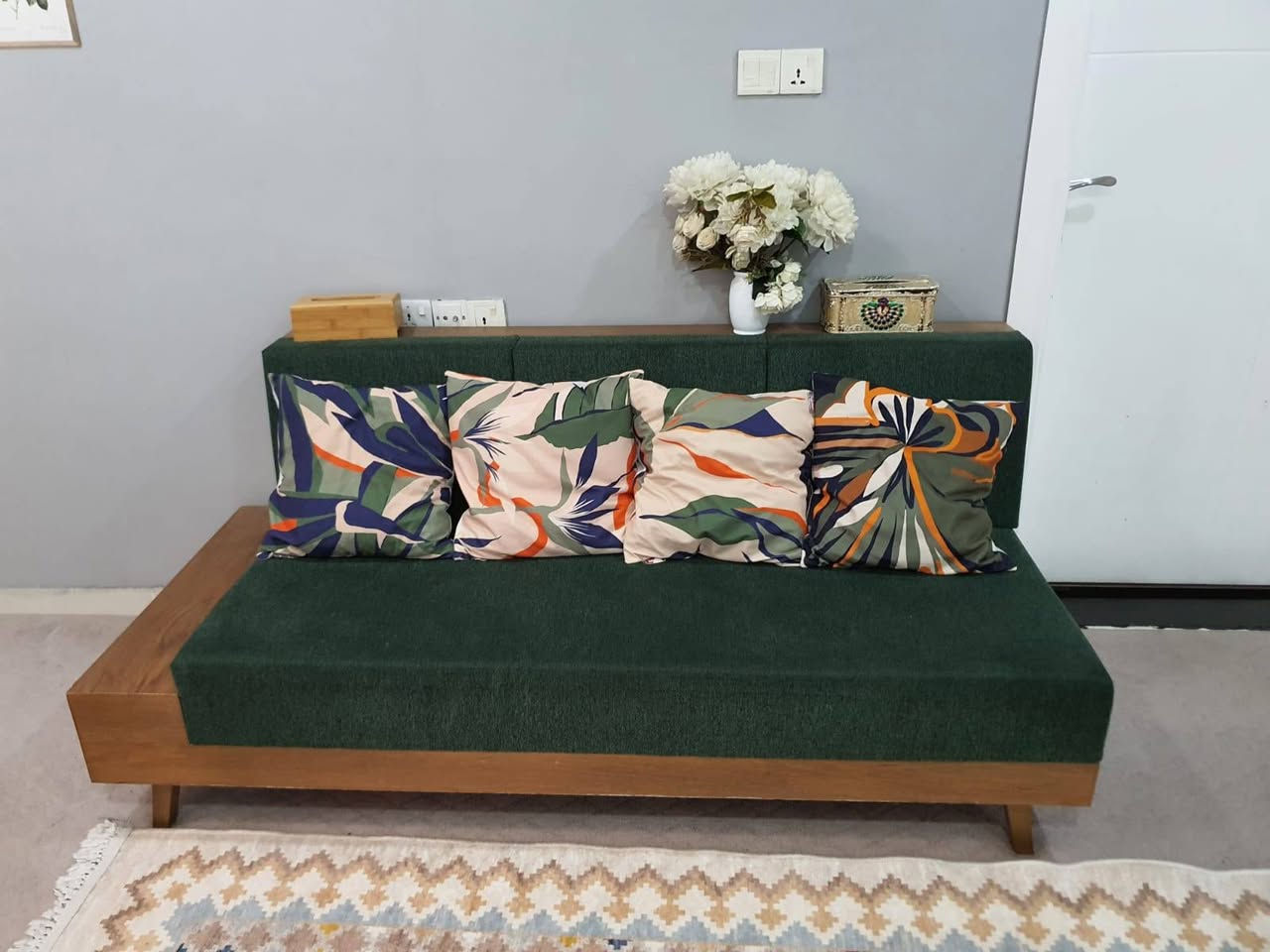 تاقمێکی زۆر تۆکمەو ڕاقی
دەستکردەو هەشت نەفەریە، حەوسەد هەزاری تێچووە، زۆڕ تازەیە، باشترین مەوادو جوانترین ڕەنگی هەیە. سلێمانی. ***********
