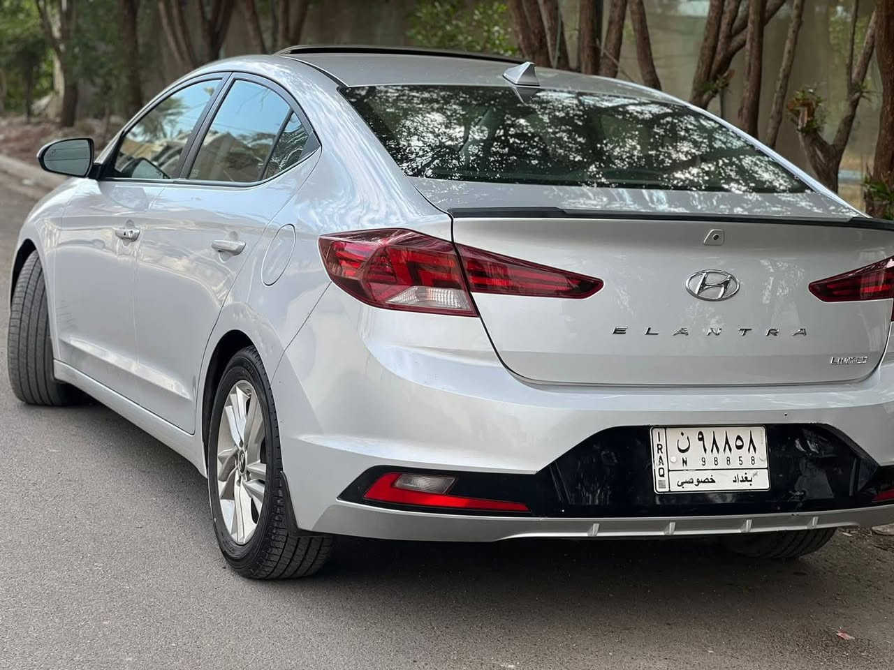 سلام عليكم النترا موديل 2019 امريكي حادثها دعامية أمامية فقط رقم بغداد و بسمي مشروع  وطني ومحول دولي  سياره فول موصفات دبل أرباك ماشيه 70 محرك 2000 دوش شرط ما مفتوحه بصمه وفتحى سقف سياره جديده وجاهزه مكينه كير تبريد حداديه تخم تاير جديد مكان السياره ذي قار -الشطرة السعر ب155 وبيه مجال واي ستفسار اتصل ع الرقم 
***********
