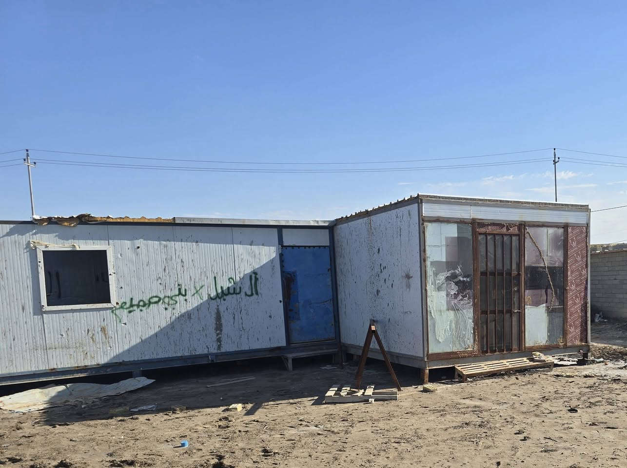 قاعات كرفان عدد اثنين يحتاجن صيانه بصيطه طول 12 *3 المكان ناصريه سعر الواحد ثلاثة ملاين وبيه مجال ***********
