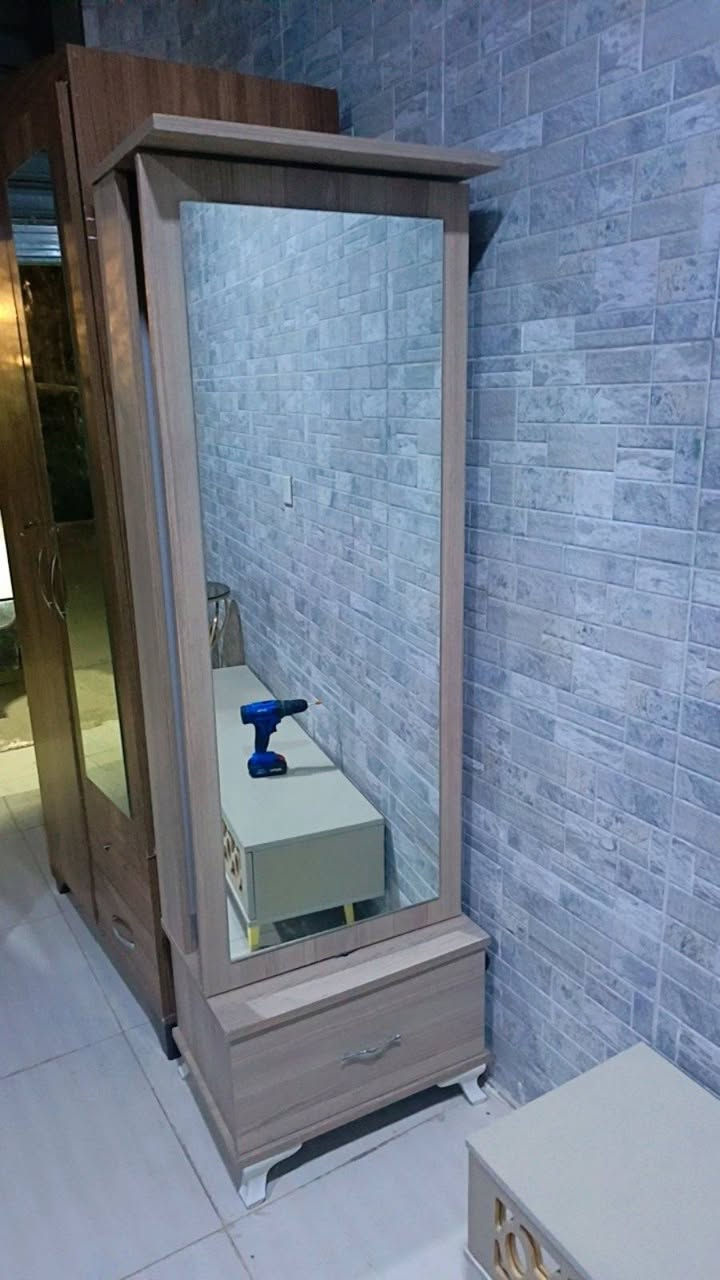 ئاوینه ی باڵا پاک و جوان بیعه یب بۆفرۆشتن
قیاس:٥٥سم به ٤٠سم به رزی ١٨٠
نرخ:٣٠هه زار
شوێن:سلێمانی
تیل:*********** السليمانية, العراق
