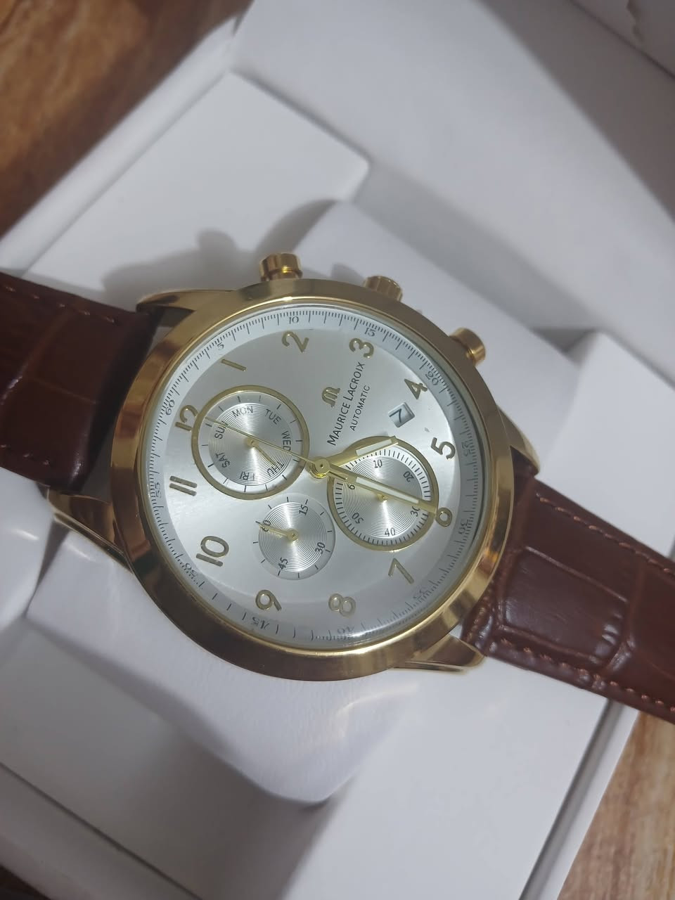 ساعه موريس لاكروا سويسرية فاخره تماتيك طلعتلي بهذا الشكل سناتر كله شغاله السعر 35 الف مع التوصيل بالعافيه الي ياخذها
المينا: تأتي بمينا أسود يضم عدادات الكرونوغراف (لقياس الوقت) وعقارب ومؤشرات ذهبية اللون.
الإطار: إطار دائري مطلي بالذهب (أو بلون ذهبي) مع أزرار جانبية للتحكم في وظائف الكرونوغراف وتعديل الوقت.
الحزام: حزام جلدي أسود أنيق، مما يمنحها مظهراً كلاسيكياً فاخراً.
الحركة: تعمل بحركة سويسرية أوتوماتيكية (Swiss Made)، مما يعني أنها تعتمد على حركة معصمك لتوليد الطاقة.


**إذا كنت صاحب هذا الإعلان وتريد حذفه لأي سبب، رجاءا أرسل رسالة إلى الدعم الفني**