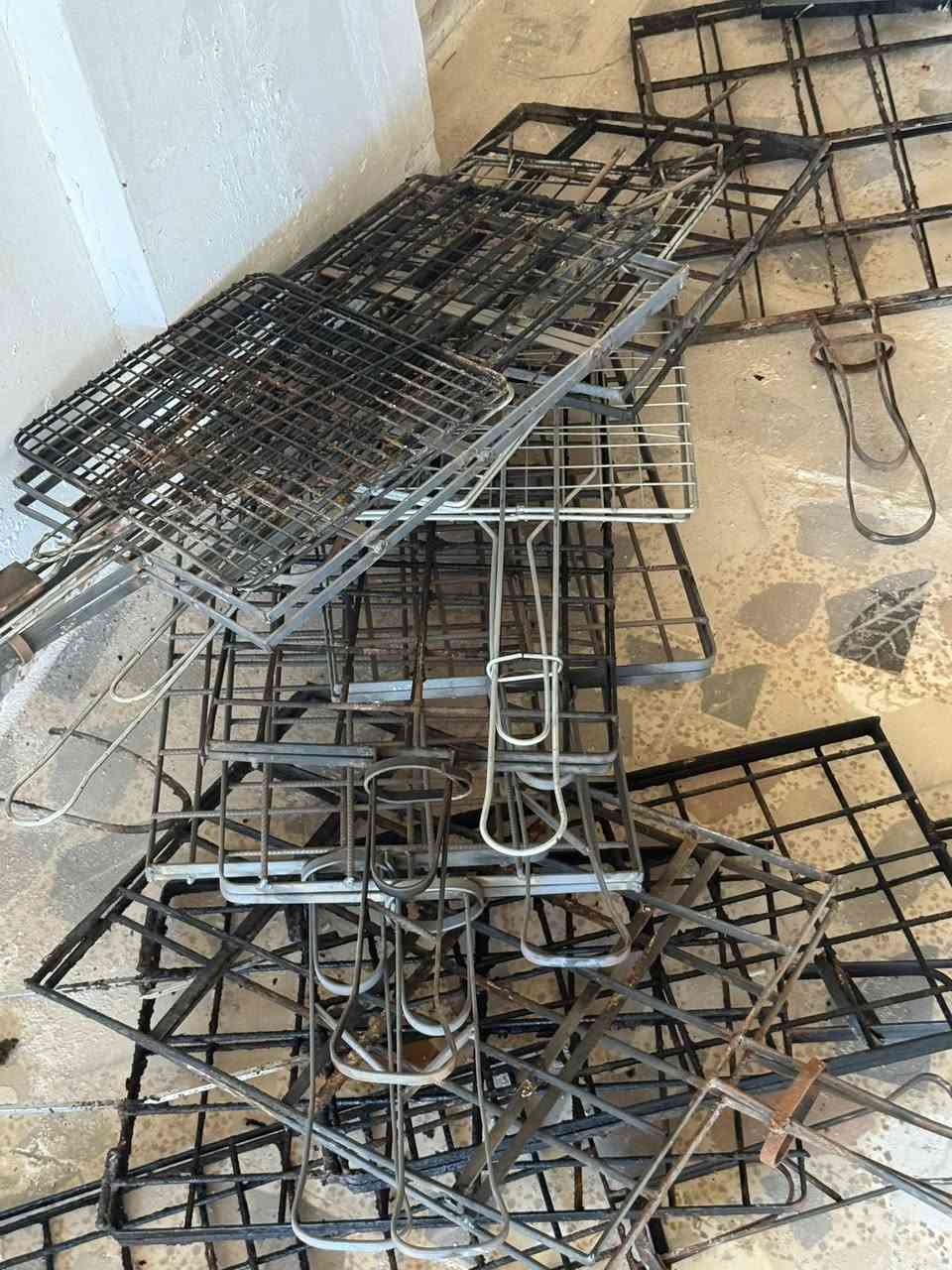 سلام عليكم عندي غراض محل اسماك لشوي للبيع شوايه وأحواض اثنين  ومولده تايگر بعدها جديده مستعمل مره وحده ***********
