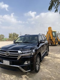 للبيع لاندكروز موديل 2017 محرك 8  سياره فول مواصفات بهاي الفئه  8ايربا...