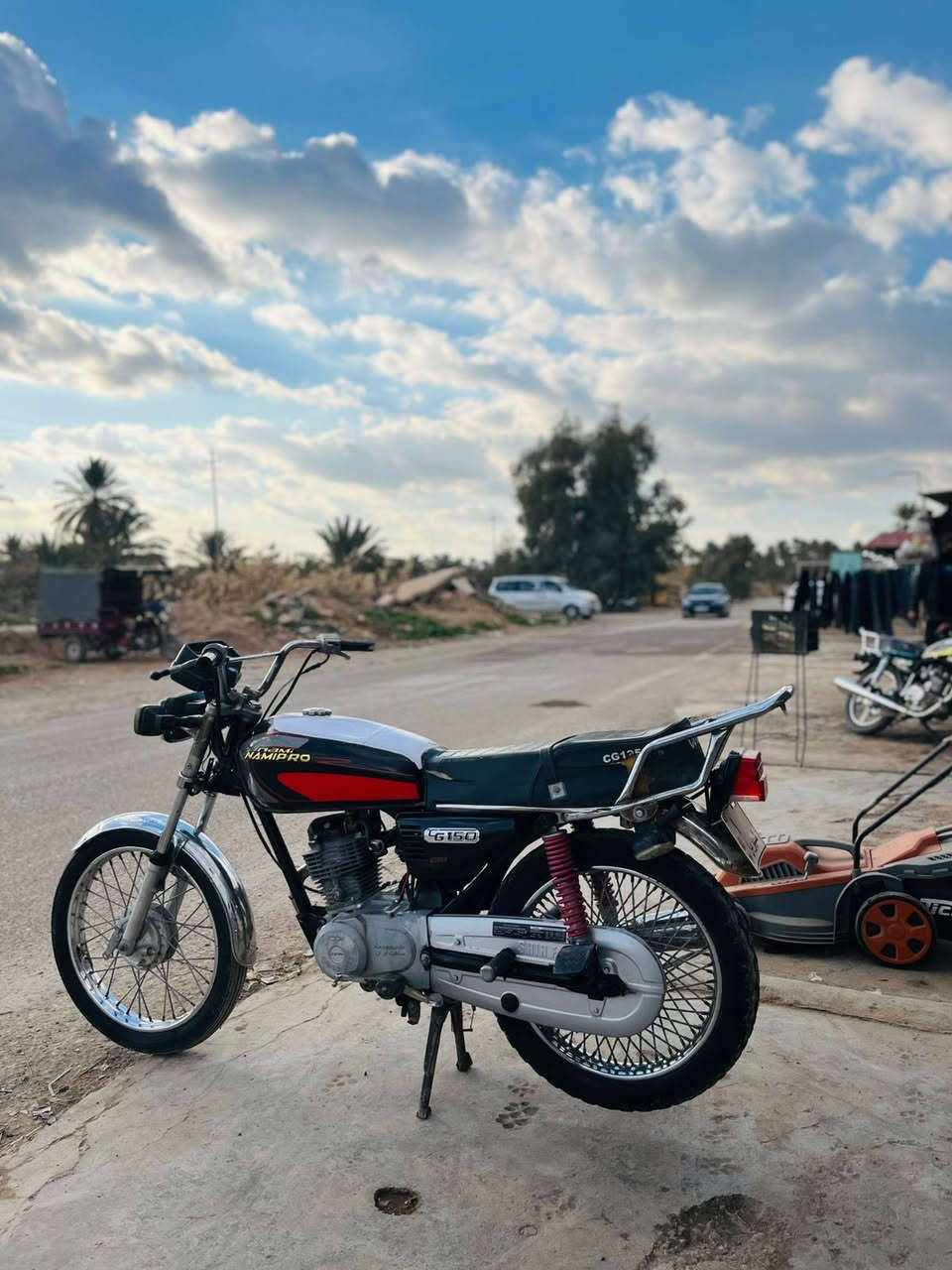 سلام عليكم ورحمة الله وبركاته 
ماطور للبيع   نامه 
ماطور مابيه اي نقص كهربائيات كله شغال 
مكينه خير من الله 
ماطور بعده عل بلاد 
اوراق كامله وياه اربع اوراق 
مكان ديالى شهربان  المقداديه
***********
