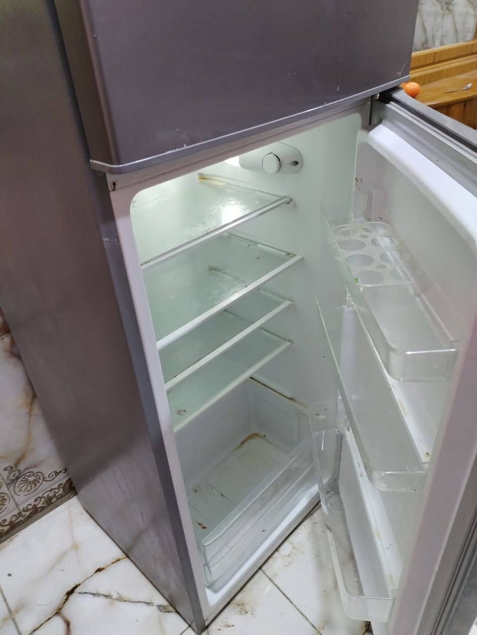 ثلاجه للبيع  جديده مستعمله قليل 200 بيه مجال قليل واتساب ***********
