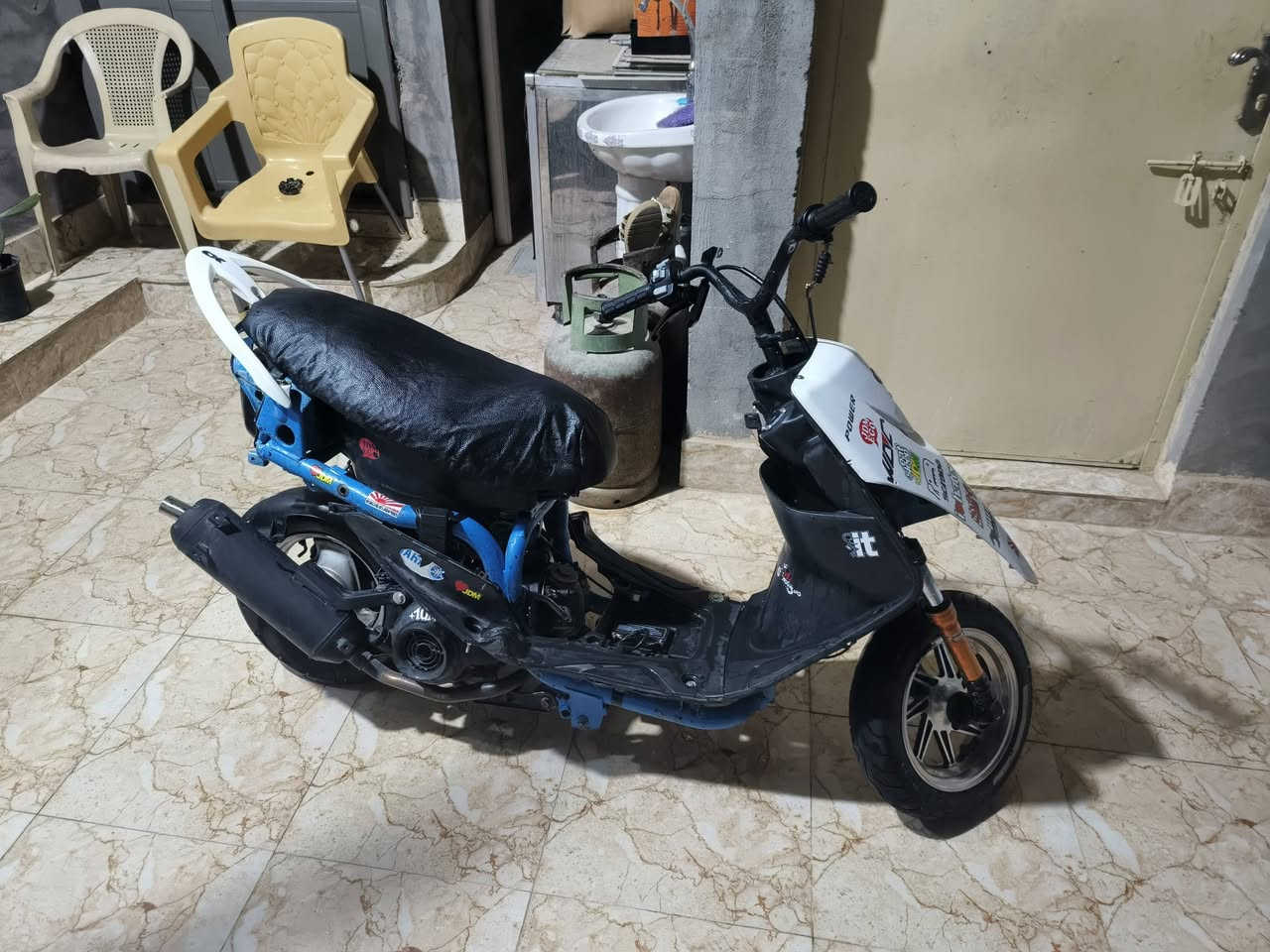 للبيع 
ماكس عدلة شلعة و معدل او مراوس بيراني 
مكان بهرز سعر 300 و بيهة مجال
***********
