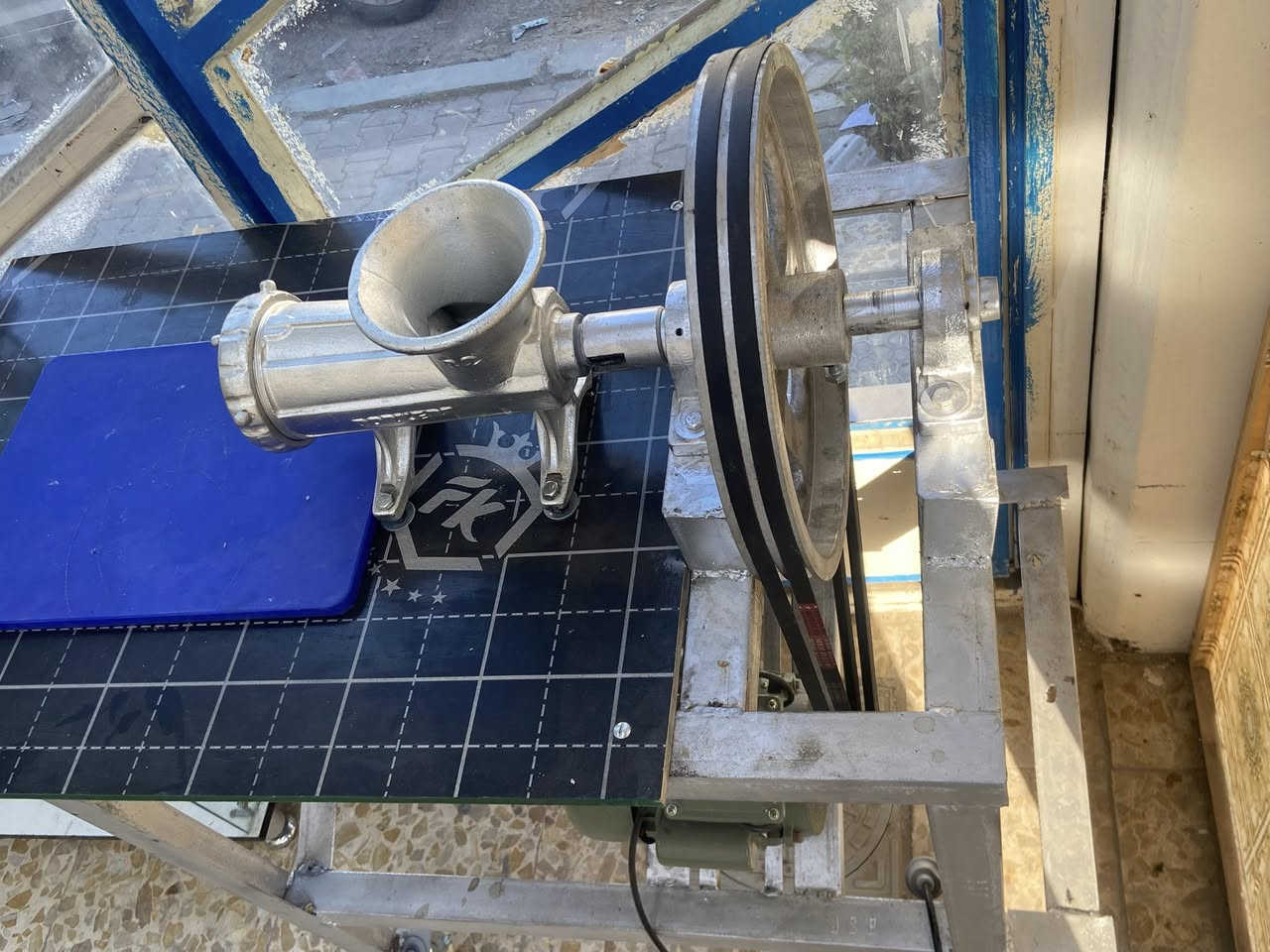 السلام عليكم حبايب مكينة ثرم لحم للبيع جديدة ما مستخدمة تثرم حتى لحم جامد بيهة راسطة تخلي بيها ماطور بانزين هم يعني تصير كهرباء وبانزين سوى سعرهة ٣٧٥ وبسعة مجال مكاني بغداد الإسكان متواجد إنترنت ورقم ***********
