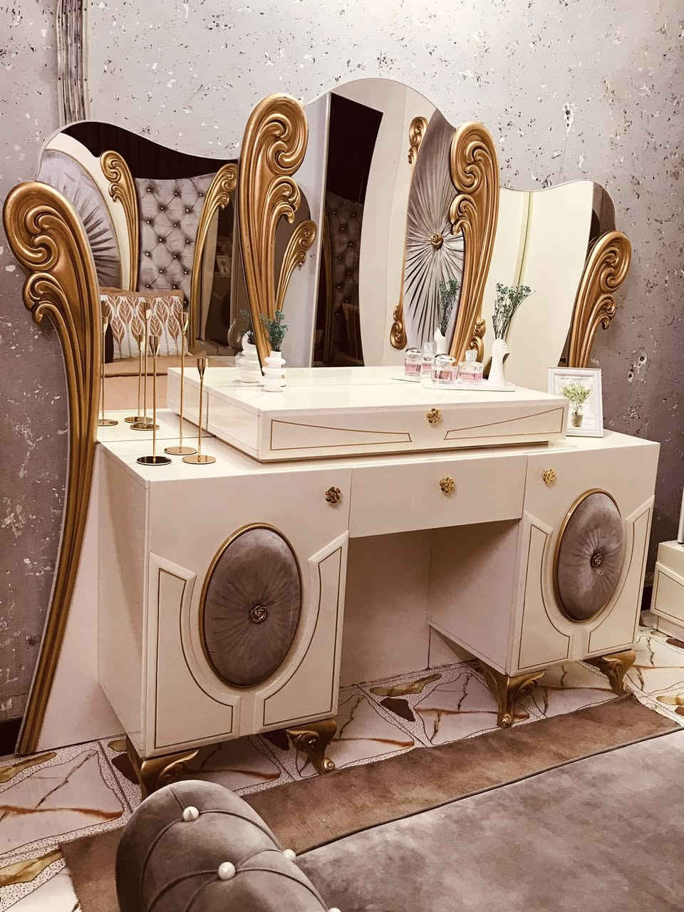 غرفه تركيه موديل ملكي نظيفه جدآ السرير صوميه تفصال ٨ قطع ب ٨٥٠ بيها مجال بسيط مكان بغداد اي استفسار اتصل ع الرقم ***********
