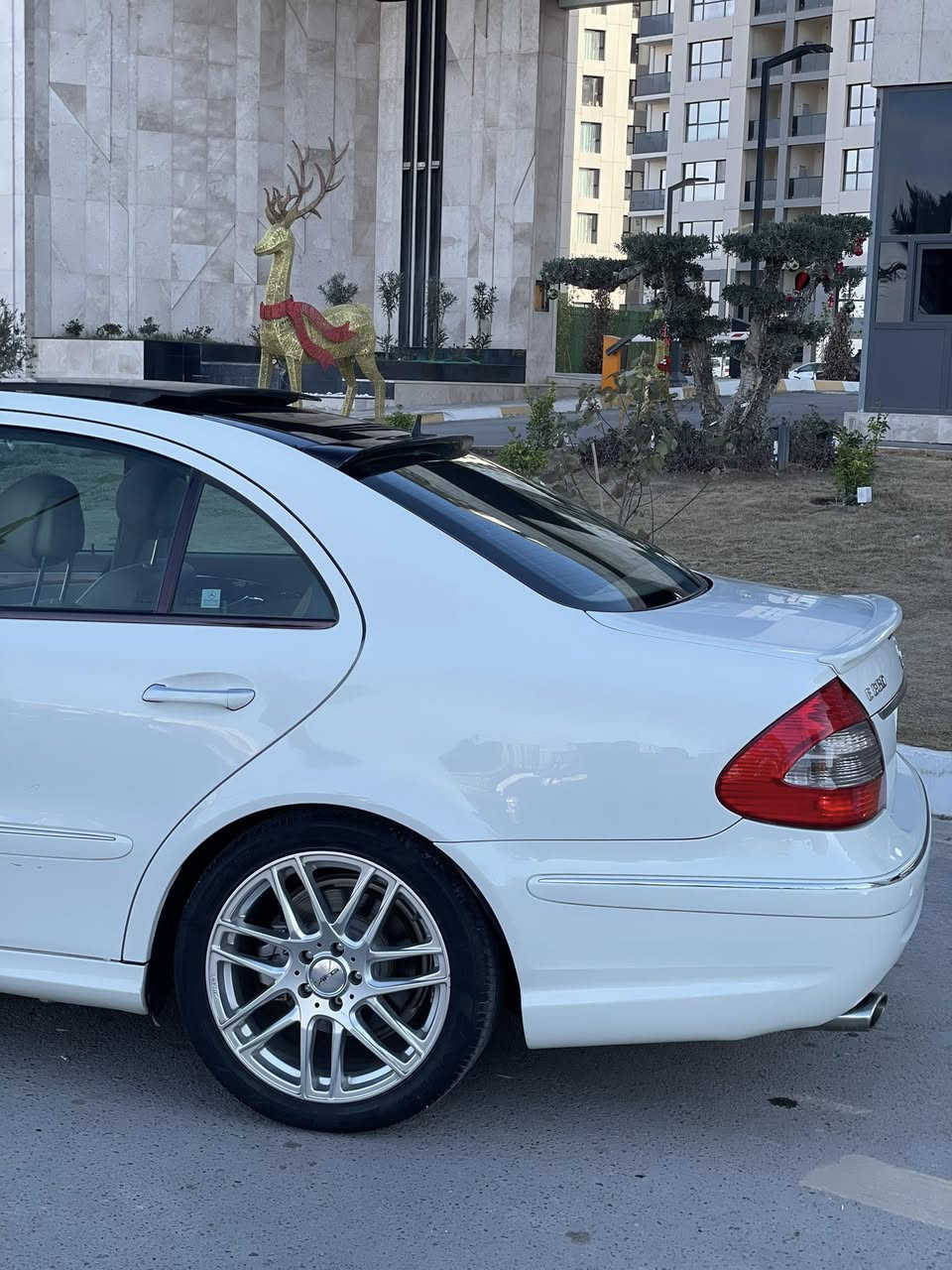 السلام عليكم . 
‏ Amg. Mercedes-Benz E350 كت دعاميات 
تويل دفع ثنائي 
‎ موديل2007 350 المرغوب 
تفاصيل👇🏼👇🏼
1_ بصمة⁩ تشغيل  
2_محرك 6 سلندر 
3_تبريد قطعتين  ⁦❄️⁩
4_كروز سرعة🔒 
5_مراية داخلية+جانبة عاكسة ⁦🔍
6_تحكم ستيرن كهرباء⁦⚔️
7_ شاشة   🖥⁩ بلوتوث يوتيوب 
8_فتحة سقف جام بنورما 
9_مري شفط 
10_كشنات كهرباء+ خزن ذاكرة  ✨⁩
11_ لدات الداخلية 47 متغير 
12_ انارة ترحيب💡 ⁩
13_شاشة اعطال💬
14_ بردة كهرباء 
15_نقاط عمياء 
16_ سستم صوت harmen kardon+ دمام خلفي 
18_ويل 18اصلي  ⚔️⁩
19_صدر امامي خلفي جديد ⁦🛠️⁩
22_كشنات هيتر 
23_تدفئة 
24_+ كاميرا
25_تبريد خلفي 
26ثلاجه 
27تحكم ستيران
28_انظمة قيادة 2
30_ ملكي كشن جلد بيجي 
31بك لايت لد 
32كشن خلفي قلاب 
33لون ابيض 
34داخل لونين بيجي جوزي 
35لايت عدسه زنون 
36 صندوك كهرباء 
السياره حادثه خفيف 
…………………………….السياره رقم بغداد جديد 11 مميز ويه رقم تنباع السياره 
تحويل ثاني يوم هزه جديده 
السعر١٥٥
مكان السياره بغداد كرخ 
للتصال ***********
