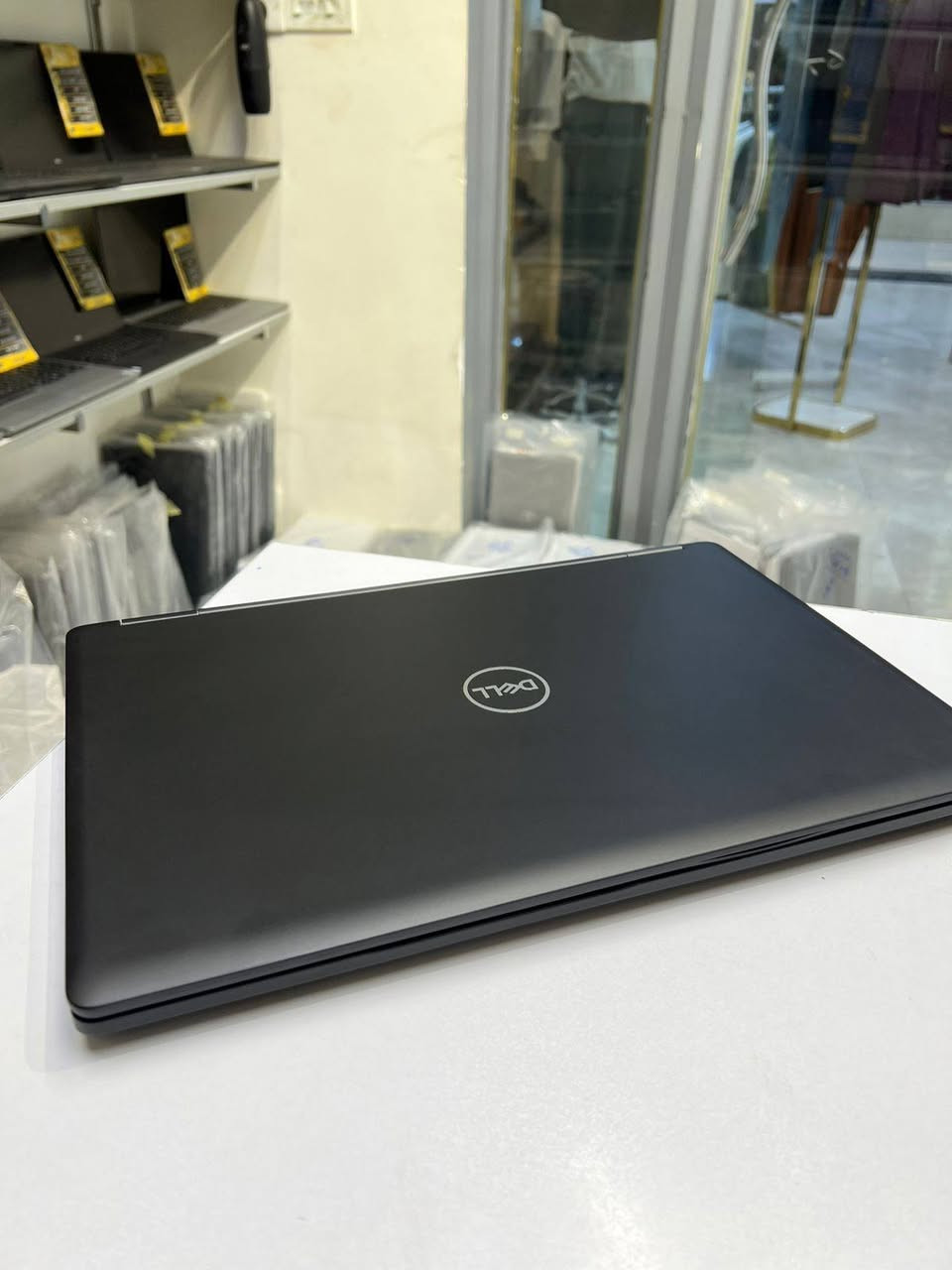 💻 Dell Latitude 5590
🔹 المعالج: Intel Core i5 الجيل 8 فئة U
🔹 الرام: 8GB DDR4 (قابلة للتطوير حتى 32GB)
🔹 التخزين: 256GB SSD NVMe (قابل للتطوير)
🔹 كارت الشاشة: Intel Graphics داخلي
🔹 الشاشة: 15.6 إنش FHD
🔹 الكيبورد: ليزري ضوئي عربي / إنكليزي
🔹ويندوز 11 برو مفعل وجاهز واذا تريد 10 برو هم موجود 
🔹 نسبة النضافة: 97–99٪

السعر 310الف شامل التوصيل والملحقات(ماوس+حقيبة+الشاحن الاصلي)
للتواصل خاص ماسنجر


**إذا كنت صاحب هذا الإعلان وتريد حذفه لأي سبب، رجاءا أرسل رسالة إلى الدعم الفني**