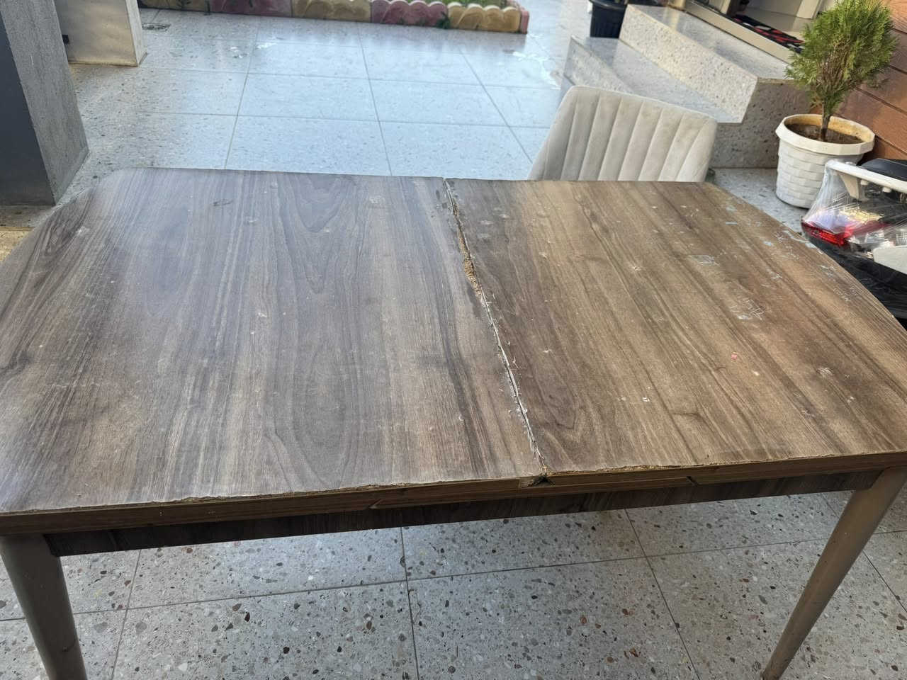 ميز طعام مع ثلاث كراسي سعر ٥٠الف جوار جرا رقم ***********
