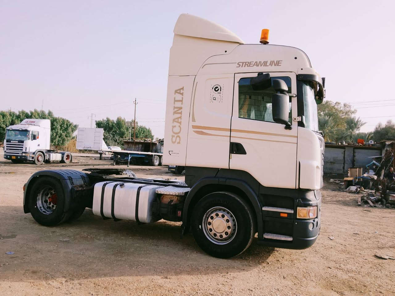 السلام عليكم سكانيا للبيع موديل 2006انجكتر خطين بلادي  كير عادي 900رتايدر وتبريد شاصي الراس والعربانه مكفولات محرك لابخار ولا تنقيص قماره بلاديه بدون صبغ سياره جانت بلشغل مامتروكه تايراتهه نضيفه رقم انكليزي سنويه لنهايت ال27 متعهد غرامه ضريبه بصمه سعر 285وبيهه مجال قليل ملاحظه جتف العربانه يريد ترتيب فقط اخي العزيز المشتري كاتبلك كل التفاصيل  دناكير العربانه بي بي مربع بنز وركه فوك الدنكير مكان السياره بابل جبله رفم الهاتف ***********
