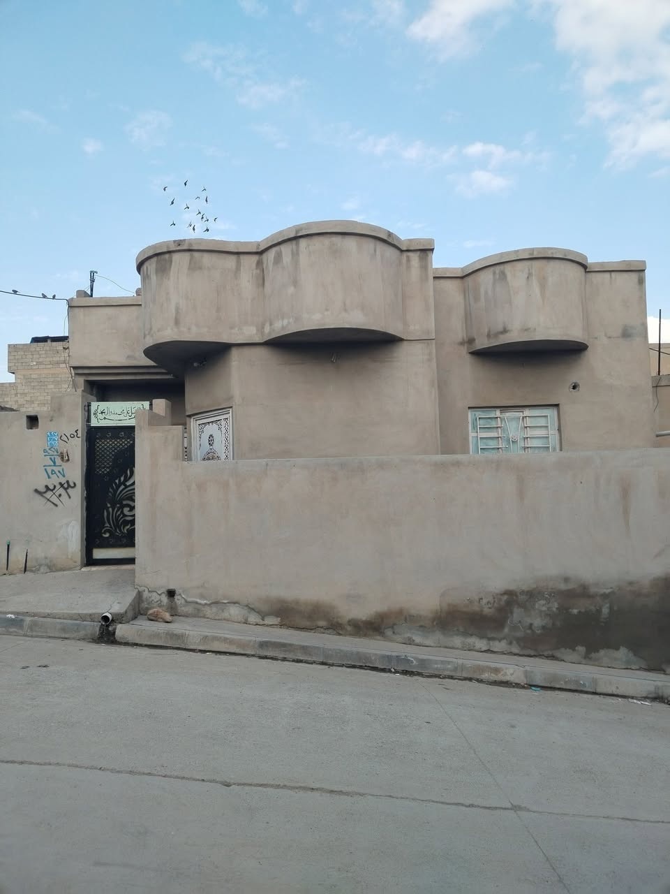 بيت للايجار 100 متر مربع سند ملك وبسمي تأجير مباشر البيت فارغ اسع غرفتين نوم وهول واستقبال وحمام وتواليت داخلي تواليت خارجي البيت كلو سيراميك وكاشي بيت جدا نظيف انا صاحب البيت لا دلال ولا مندوب
عنوان المؤمون 100 متر بعيد علئ متوسطة ذات الهجرتين و200 متر بعيد عن المسطوصف 
ملاحظة البيت خاص للايجار
***********
***********
