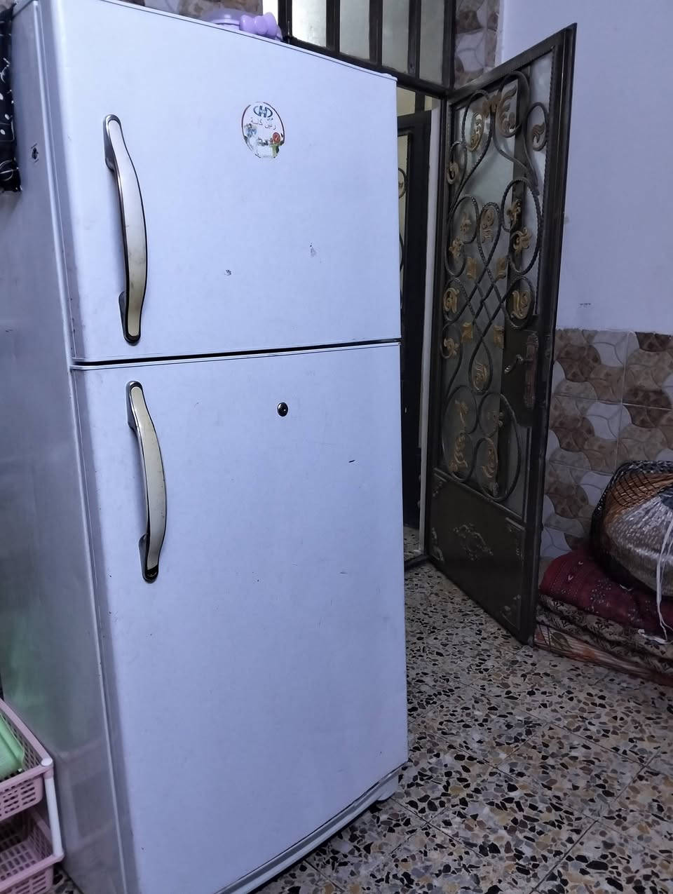 السلام عليكم تلاجة كبيرةمستعملة نضيفة للبيع سعر 300 بيهامجال بغداد من يهمه الامرتواصل على رقم ***********
