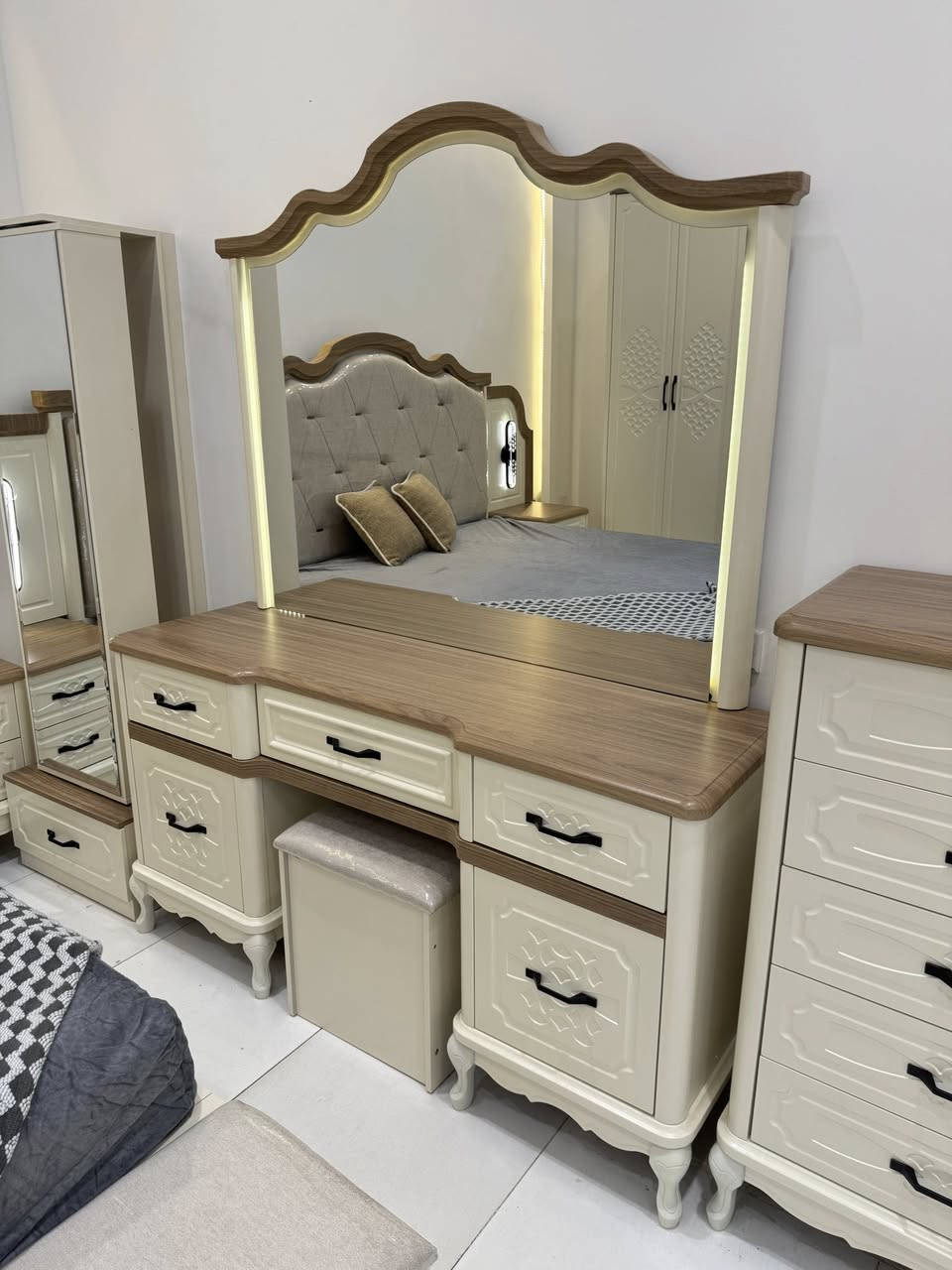 #دارك_مول_للأثاث

غرفة هادئة كأنها قطعة من نور، يلتقي فيها نقاء الأبيض بدفء الخشب، فتمنحك إحساساً بالراحة والأناقة في كل زاوية 🪵

غرفه تركيه 11 قطعه بجوده عاليه ومتانه وراحه

   صناعه تركيه🇹🇷
📍 كربلاء_طويريج_الحولي 
📞للتواصل:***********

. #غرف# #أثاث #كربلاء #بابل #النجف #بغداد
