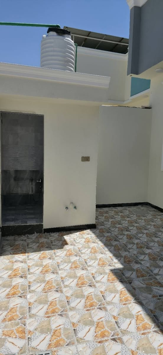 🏡 بيت للبيع – الجزيرة / باب الهوى – شارع 22
فرصة مميزة لامتلاك منزل جاهز للسكن في موقع هادئ ومخدوم.
📐 المساحة: 150 متر مربع.
مواصفات البيت:
✅ غرفتا نوم.
✅ ديوانية.
✅ هول وصالة واسعة.
✅ مطبخ.
✅ صحيات داخلية وخارجية.
✅ كراج للسيارة.
✅ بناء بلوك شغل درجة أولى.
✅ واجهة بديكور حديث.
✅ شبابيك تفصال ذات جودة عالية.
✅ البيت جاهز للسكن بالكامل.
📍 الخدمات:
- شارع بعرض 9 أمتار.
- ماء وكهرباء متوفران.
📄 الملكية:
- الأرض طابو صرف زراعي باسم عراقي.
- وكالة ومكاتبة مع نسخة من الطابو.
💰 السعر: 85 مليون دينار عراقي قابل للتفاوض.
📞 للاستفسار والمعاينة:
*********** البصرة, العراق
