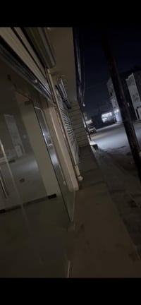 محل للاجار قريب شارع العام  يحتوي ع سبلت  بنكات  كهربائيات  يحتوي ايضا...