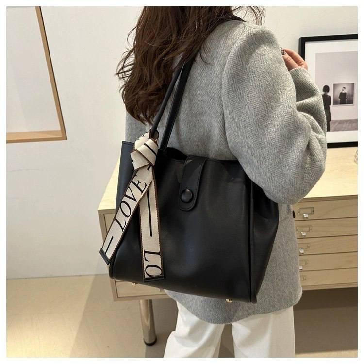 توت باك كيوت ✨
جودة عالية وموديل عصري نازك 
الحجم:
القياس 28x38Cm
مناسب لـ:   الاعياد  ، الموظفات،  الاستخدام اليومي، الطالبات ، الماميات  
السعر: 77 فقط ✅
مخازن بغداد


**إذا كنت صاحب هذا الإعلان وتريد حذفه لأي سبب، رجاءا أرسل رسالة إلى الدعم الفني**