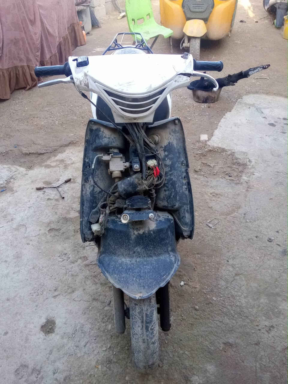 السلام عليكم دراجة للبيع اف اس مكينة خير من الله كهربائيات كلها شغالة نقص بس الوجه الامامي مكاني بغداد جسر ديالئ القديم السعر 250 وهاذ رقمي  ***********
