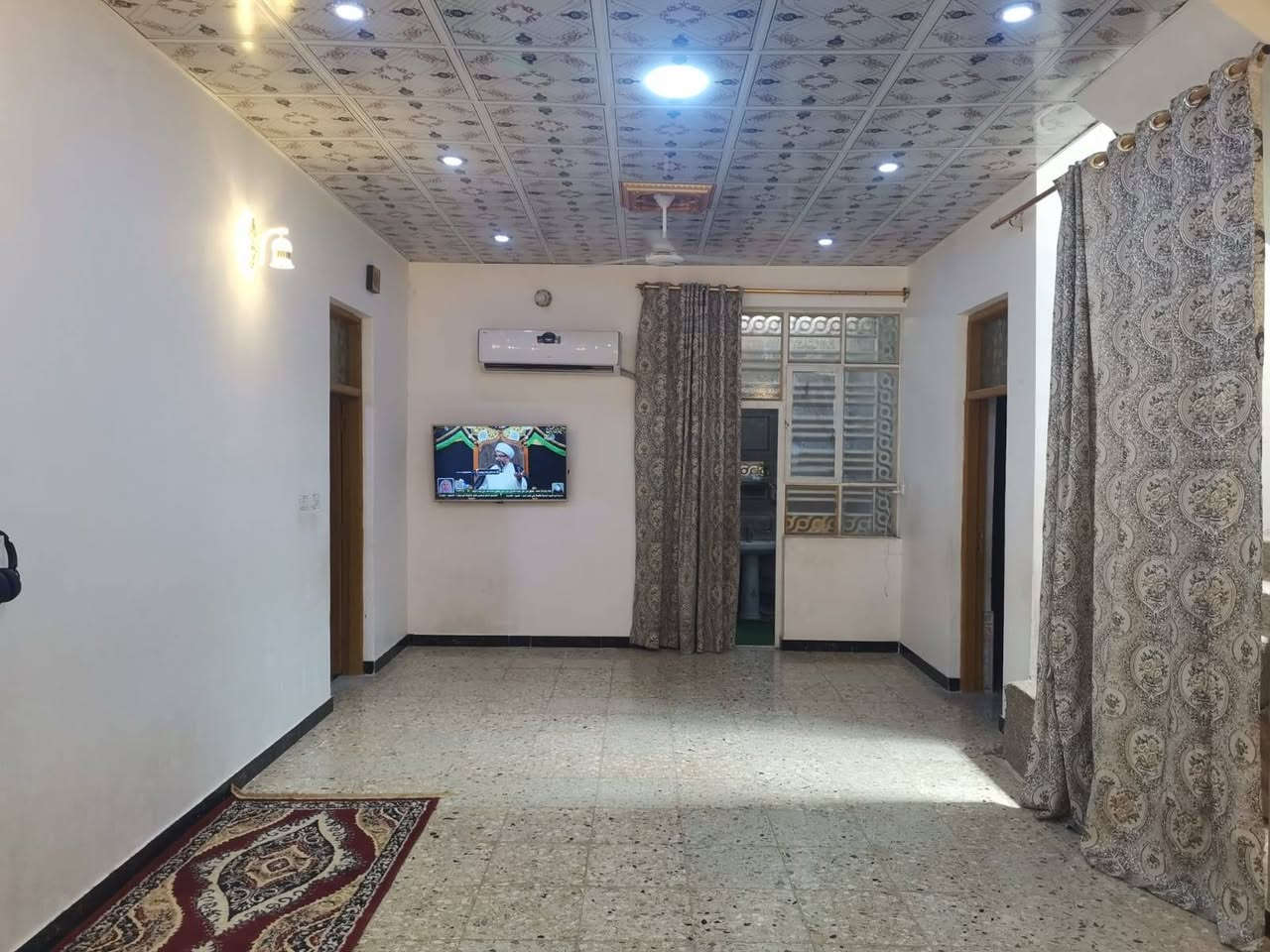السلام عليكم
عندي بيت زراعي مساحته 250 متر مشمول بالتطويب ومرقم مقابل الادله الجنائية عمود ٢٣٦ قريب على الشارع العام
البناء مال جناي درجه اولى
معوز تشاريف والمطابخ عدد 2 حار وبارد نقص سيراميك
يحتوي على غرفتين 4×5
صاله 4.15 × 9
استقبال 5.30 × 6.70
مكشوفات عدد 2
حمام داخلي وخارجي عدد 2
***********
