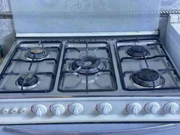 السلام عليكم عندي كاونتر وطباخ خمس عيون شغال وميز طعام 
الكاونتر الارضي ٣ مترات والتعليك مترتين والسنك متر وكلهن سعرهن ٣٥٠
 للتواصل *********** وبيهن مجال
