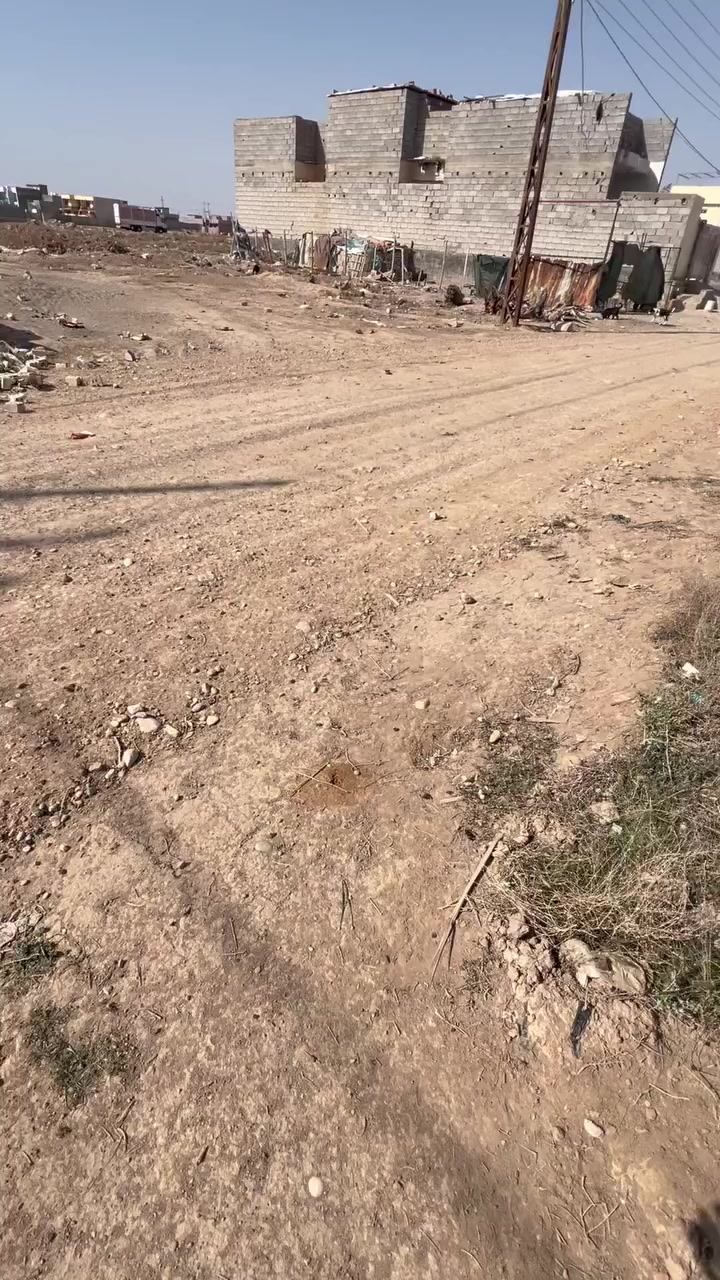 السلام عليكم قطعة ٣٠٠متر ركن طيق الجامعة مجاور مجمع سلمان اللهيبي شارع ٢٠ متر ***********موضح بالفديو
