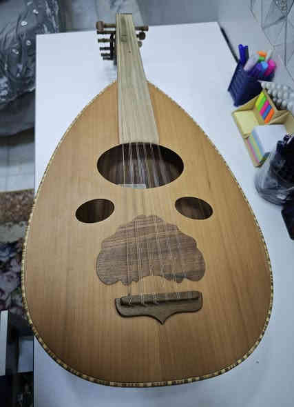 عود للبيع
النوع زرياب عراقي مثل ماموضح بالصورة مع تاريخ الصنع 
مع ريشتان وحقيبة جلد
العود بحالة ممتازة (شخط مابي) وحديث الشراء صارله اقل الشهر 
سبب البيع عدم التفرغ للتعلم والعزف
السعر 160 الف ملاحظة ماخذه ب 200
المكان كربلاء رقم الهاتف ***********
متوفر توصيل لكافة المحافظات
