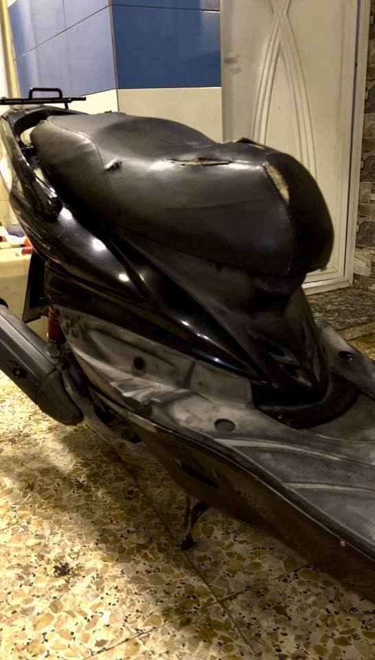 للبيع دراجة سكنس فحل (قبق نفخ)، نوزل 

الدراجة يابانية أصلية ونزلة نظيفة.
. المكينة: ياباني، عزم قوي، ماشاء الله.
• الحالة العامة: الدراجة شغالة وتمشي
يومياً، بس محتاجة بعض النواقص البسيطة (الكلتش يحتاج إدامة، وجوزة
التشغيل عاطلة).
• الكفرات: مثل ما موضح بالصور، بيها
بعض الكسور والخدوش، والدراجة
محتاجة تجميل خارجي للي يحب
يرجعها عروس.
• المكان: بغداد.الغزالية 
• السعر: (500.000
•تواصل واتساب (  ***********   )
