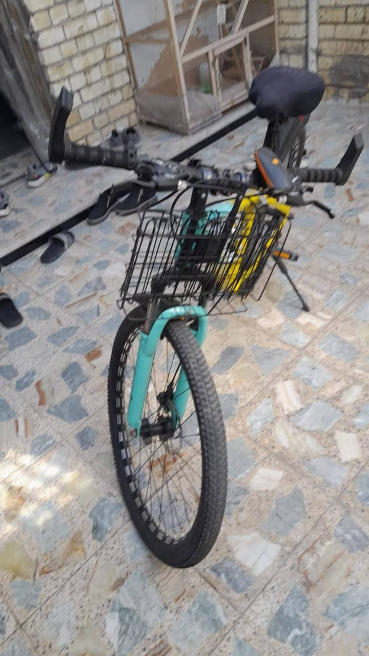 الســــــــلآمُ عَلَيكُم... بايسكل جديد (مستعمل يومين) للبيع مع ملحقاته ( هورن + سلة + لايت)  السعر 125 الف الأستفسار ***********
