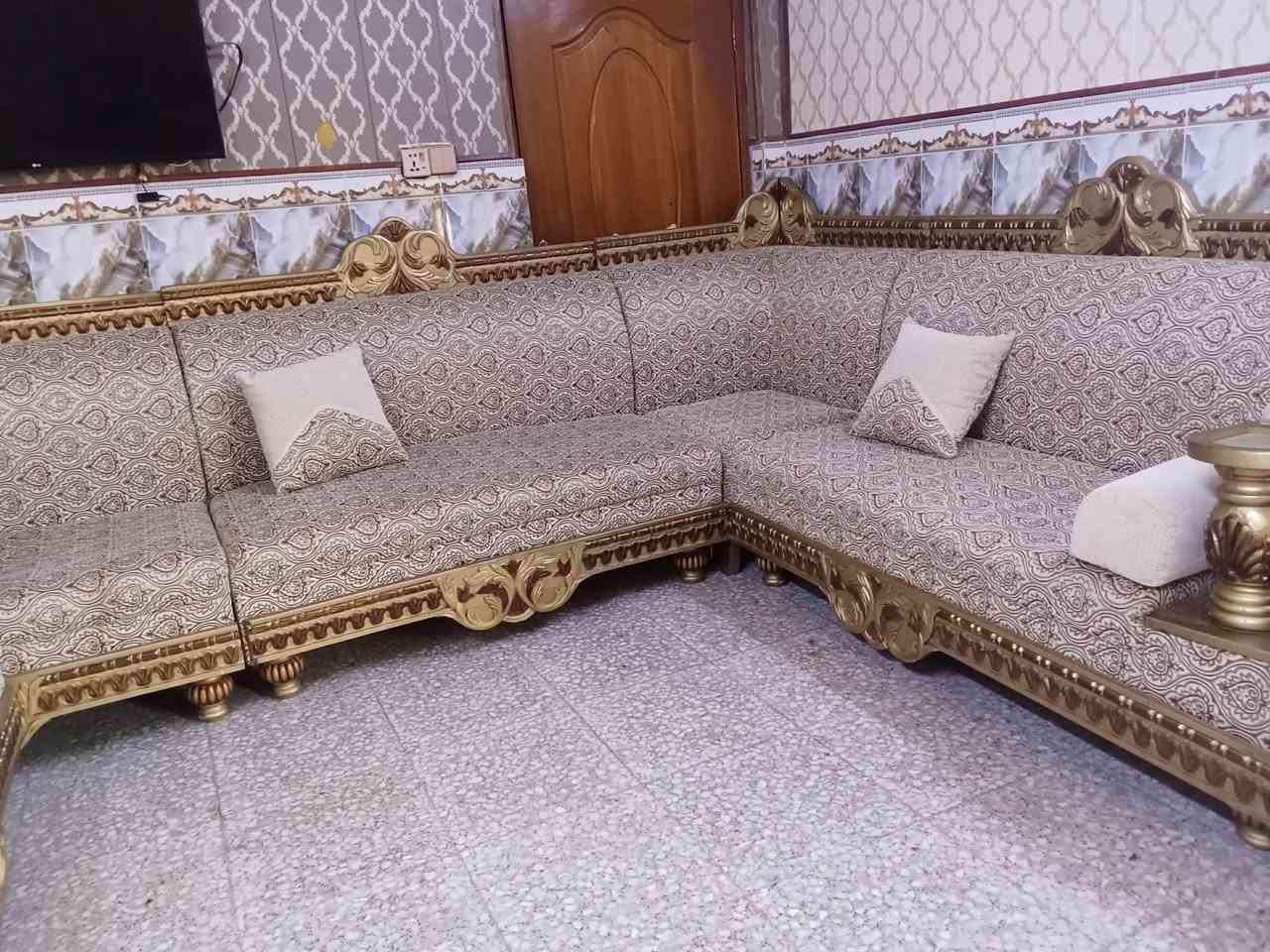ديوان كويتي 12متر نضيف وحلو المكان الديوانيه شارع سالم رقم الهاتف ***********
