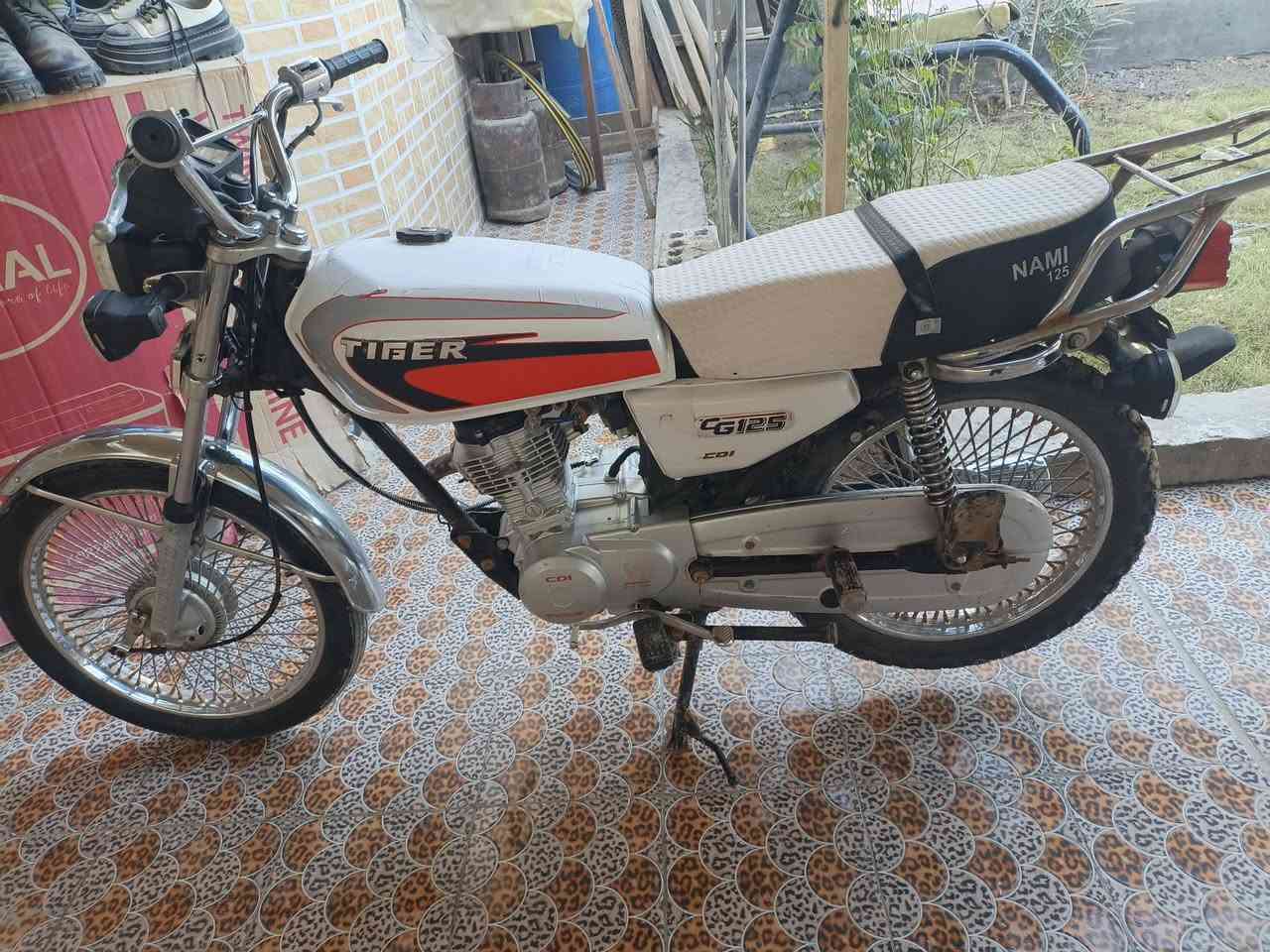 سلام عليكم
دراجة تايكر 2021

اوراقه 
درجات جديده كهرباءيته كله شغاله محرك بلادي 
مكانه حله حي العسكري شارع 80 
للستفسار ***********
