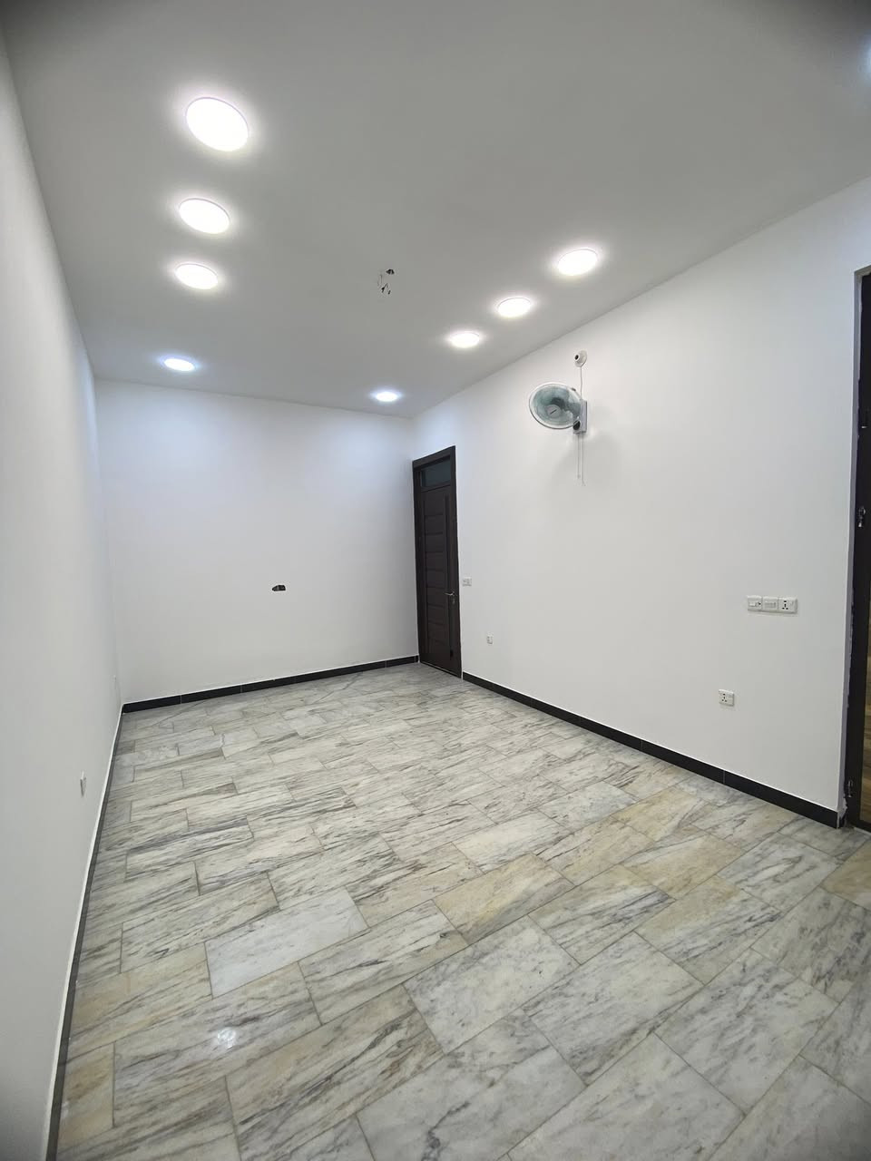 السلام عليكم
🏠بيت للبيع طابو زراعي سند 25     

📏 المساحة: 140متر. # ملاحظة  البيت ركن الشارع عريض
يتكون من صالة كبيرة و استقبال و مطبخ و 2 غرف نوم و بيتونه و ترك يصير مطبخ حار و حمام و مرافق خارجية  

مواصفات البيت:

✅ واجهة 10 ونزال 14

✅ 2 غرف نوم 🛌 

✅ صالة 🛋️

✅ مطبخ 🍽️

✅ صحيات 🚿

✅استقبال 

✅️  ترك يصلح مطبخ حار

✅️ حديقة                                   

✅️كراج

خدمات ماء خطين كهرباء تبليط  

الموقع بغداد جسر ديالى الجديد

السايد الواحد منطقه الكرغوالية 

مجاور حمام الامراء مقابيل الحمداني

  يبعد عن الشارع  العام اقل 75م 

الاستفسار  الاتصال  ***********

يتوفر واتساب
