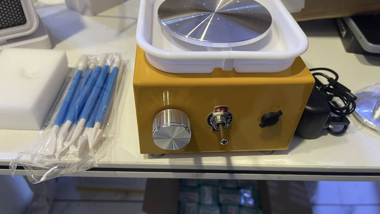 ماكينة فخار منزلية مصغرة (Mini Pottery Wheel) لمحبي الفن والأعمال اليدوية 🎨🏺

التفاصيل:
لعشاق النحت والأعمال اليدوية والتحفيات المصغرة، متوفرة الآن ماكينة صناعة الفخار والسيراميك بحجمها الصغير والعملي. مثالية للهواة، للأطفال لتنمية مهاراتهم، أو لصناعة قطع فنية مميزة بالبيت.
المميزات:
✅ التحكم بالسرعة: الماكينة بيها مفتاح (Knob) تگدر تتحكم من خلاله بسرعة الدوران حسب حاجتك.
✅ محرك قوي وهادئ: تشتغل بصوت ناصي ومنتظم حتى تركز بشغلك.
✅ ملحقات كاملة: يجي وياها طقم أدوات نحت (قلامة فنية) وإسفنجة للتنظيف وتشكيل الطين.
✅ تصميم معدني: الماكينة قوية والقرص الدوار مصنوع من الألمنيوم المقاوم للصدأ.
✅ سهلة الاستخدام: مجرد تربط المحول وتحدد السرعة وتبلش تبدع.
المحتويات الموجودة بالصندوق (مثل ما موضحة بالصورة):
1. جهاز الماكينة الرئيسي.
2. محول الكهرباء الأصلي.
3. طقم أدوات نحت وتشكيل (6 قطع).
4. إسفنجة خاصة للترطيب

سعر ٣٠ الف

توصيل موجود


**إذا كنت صاحب هذا الإعلان وتريد حذفه لأي سبب، رجاءا أرسل رسالة إلى الدعم الفني**