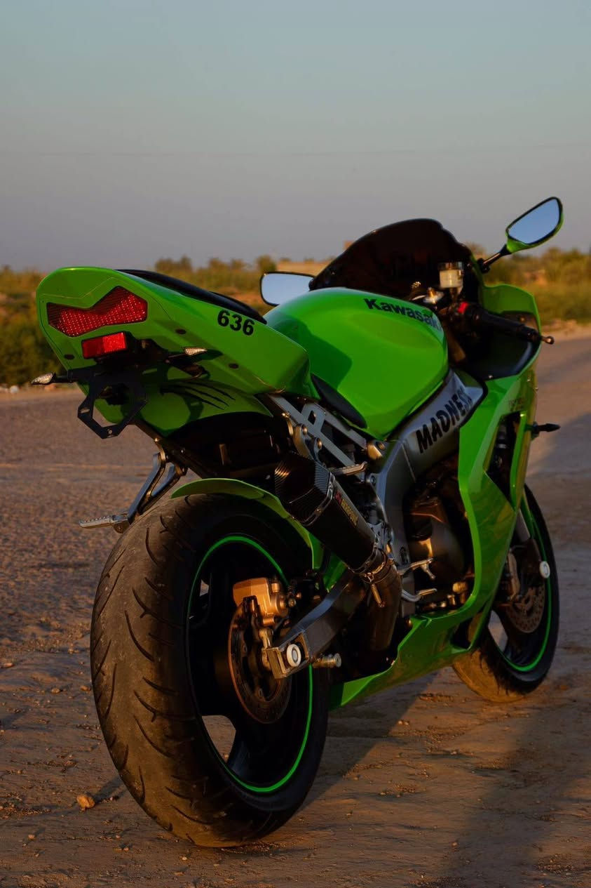 سلام عليكم دراجه لبيع كاوسكي 2004كفاله عامه  من البرغي البرغي مكانيه دوانيه دغاره  السعر خاص  او تصال عله الرقم ***********
