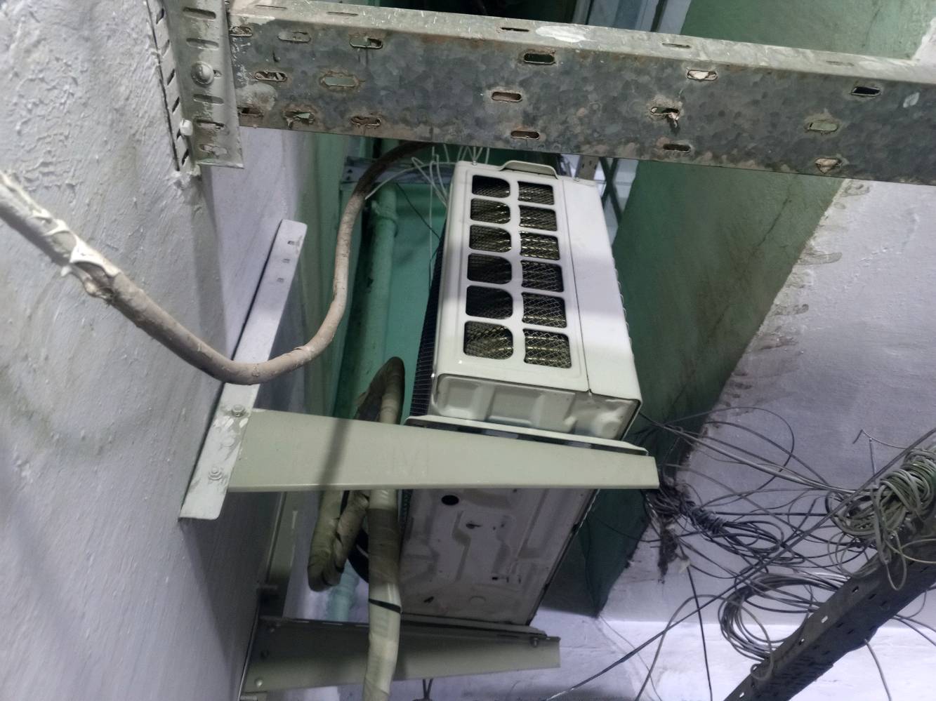 
ما هي سعة التبريد بالطن أو BTU؟: 
1 طن امفيرتر 
هل المكيف تحت الضمان؟: 
المكيف شهر واحد مستخدم 
ما هو عمر المكيف؟: 
شهر واحد مستخدم
هل هناك خدمة توصيل متاحة؟: 
لا يوجد
ما هو السعر المطلوب؟: 
400000 الف