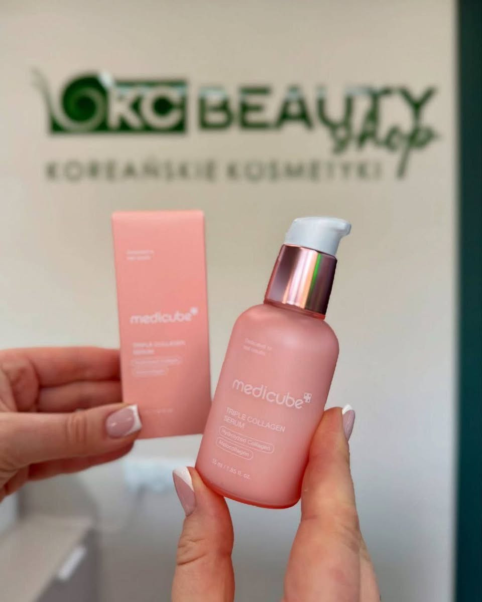 ✨سيروم الكولاجين الثلاثي من ميديكيوب للعناية بالبشرة مصمم لتعزيز مرونة البشرة وتغذيتها وإضفاء توهج صحي وممتلئ. يحتوي على مركب كولاجين ثلاثي يتكون من الكولاجين البحري والنباتي والأنسجة لامتصاص أسرع وأعمق في طبقات الجلد. و يساعد على تقليل ظهور الخطوط الدقيقة والتجاعيد، ويمنح البشرة مظهراً أكثر شباباً وشدّاً. ويوفر ترطيباً عميقاً بفضل مكونات مثل حمض الهيالورونيك والسيراميد. مناسب لجميع أنواع البشرة ويمتص بسرعة دون ترك بقايا دهنية.كما يعمل على تفتيح البشرة الباهتة ويمنحها إشراقة ونضارة. 

✅الفوائد الأساسية:-
✔️ يتكون هذا السيروم من ثلاثة أنواع من الكولاجين (المحلل، الأتيلو، والقابل للذوبان) التي تخترق طبقات الجلد المختلفة بعمق لتوفير العناصر الغذائية الأساسية.
✔️ يساعد حمض الهيالورونيك والنياسيناميد على حبس الرطوبة، مما يقلل من ظهور الخطوط الدقيقة والتجاعيد ويمنح البشرة مظهرًا أكثر شبابًا وإشراقًا.
✔️ يتميز بتركيبة خفيفة الوزن وسريعة الامتصاص، مما يجعله مناسبًا لجميع أنواع البشرة، بما في ذلك البشرة الحساسة والناضجة.
✔️ يحتوي أيضًا على مستخلص لحاء الإنانتيا كلورانثا الحاصل على براءة اختراع للعناية بالمسام ومستخلص أوراق الزيتون للعناية بالعيوب والنمش.
#الاصلي المنشأ كوريا 🇰🇷💯
السعر ١٣ الاف
🚘يوجد خدمة توصيل لجميع محافظات العراق ٤ 🚘


**إذا كنت صاحب هذا الإعلان وتريد حذفه لأي سبب، رجاءا أرسل رسالة إلى الدعم الفني**