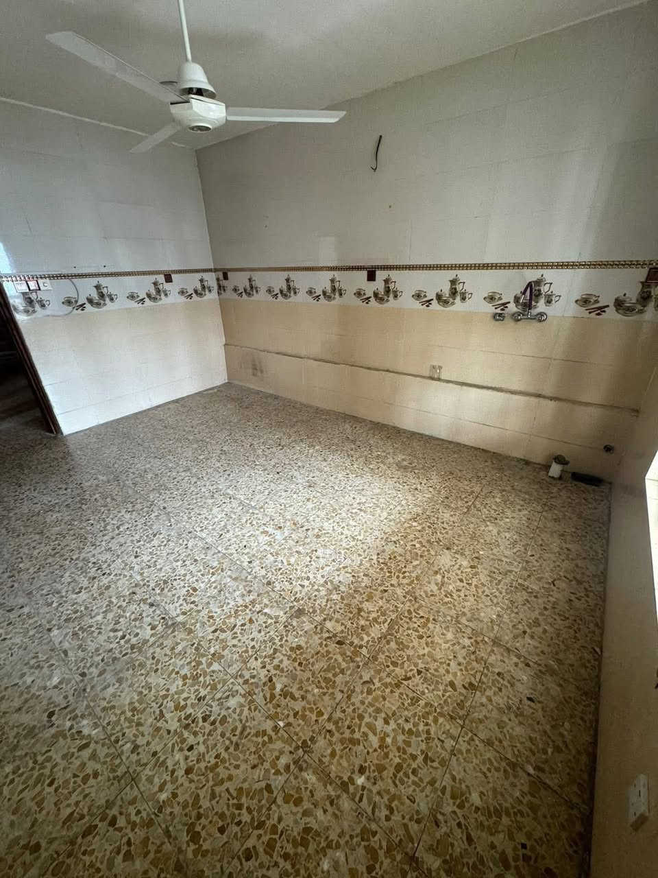 مشتمل طابق اول للايجار يتكون من غرفة نوم واستقبال وهول ومطبخ وصحيات يقع في مربع شاكر العبود للاستفسار الاتصال بالرقم ***********
