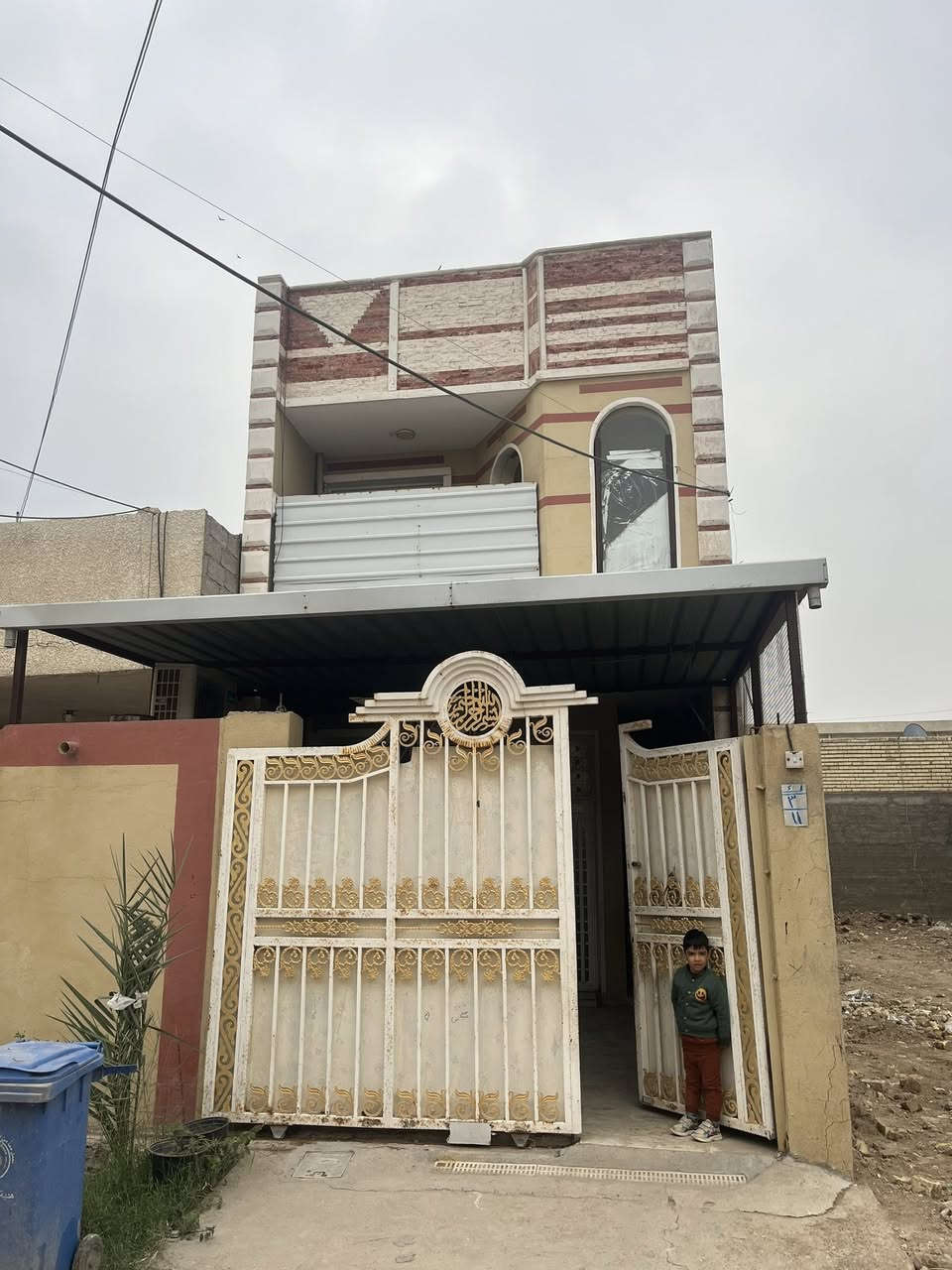 السلام عليكم 
بيت المساحة ١٠٠ م وجهة ٥ ونزال ٢٠ 
طابقين فول يحتوي على ٣ غرف نوم وملحقات استقبال مطبخ البيت كامل 
عنوان الانتصار شارع الخياط
السعر ١٢٥ مليون وبي مجال للشراي تواصل على الارقام
***********
***********
