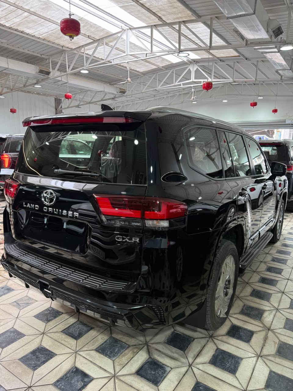 * لاندكروزر GXR لمتد 2025 زيرو بلاك ادشن ابواب شفط بغداد 
* ⁠سعد العبيدي (7700637589)
* ⁠الموديل : 2025 ابواب شفط 
* ⁠الفئة: GXR / LIMTE بلاك ادشن
* ⁠السعر (114 / مليون) 
* ⁠اللون اسود رقم بغداد 
* ⁠العدد (زيرو)داخل جلد (احمر واسود)
* ⁠محرك  6 سلند (4000) تنفس طبيعي
* ⁠رادار خلفي مانع تصادم امامي 
* ⁠لد شباك امامي ابواب شفط 
* ⁠دوسات جانبية نيكل 
* ⁠شباك امامي اسود بلاك 
* ⁠علامات البلاك الخمسة 
* ⁠كتابات اللمتد الاسود 
* ⁠اريل نفكيتر سبايدر شمعة
* دعاميات كت (لحاية) 
* ⁠ترايش ابواب نفخ ايرباك عدد (8)
* ⁠بصمة تشغيل بصمات ابواب عدد (5) 
* ⁠شاشة امامية كبيرة 
* شاشات خلفية عدد (2)
* ⁠كامرات عدد 4 (360 درجة) 
* ⁠فتحة سقف (سلايت) 
* ⁠كراسي الامامية كهرباء 
* كراسي الامامية تبريد 
* ⁠مقاعد (7) راكب دفع رباعي (4 * 4) 
* ⁠ثلاجة وسطية جنطة كهرباء 
* ⁠تبريد شاشة شاحن واير ليس 
* ⁠حساس امامي خلفي 
* ⁠مري طي كهرباء 
* ⁠وباقي مواصفاتGXR المتد المعروفة 
* ⁠السعر (114 / مليون) رقم بغداد
* بغداد - معارض النهضة - الشارع الثاني - شركة ذرى الخليج هـ(***********) بغداد, العراق
