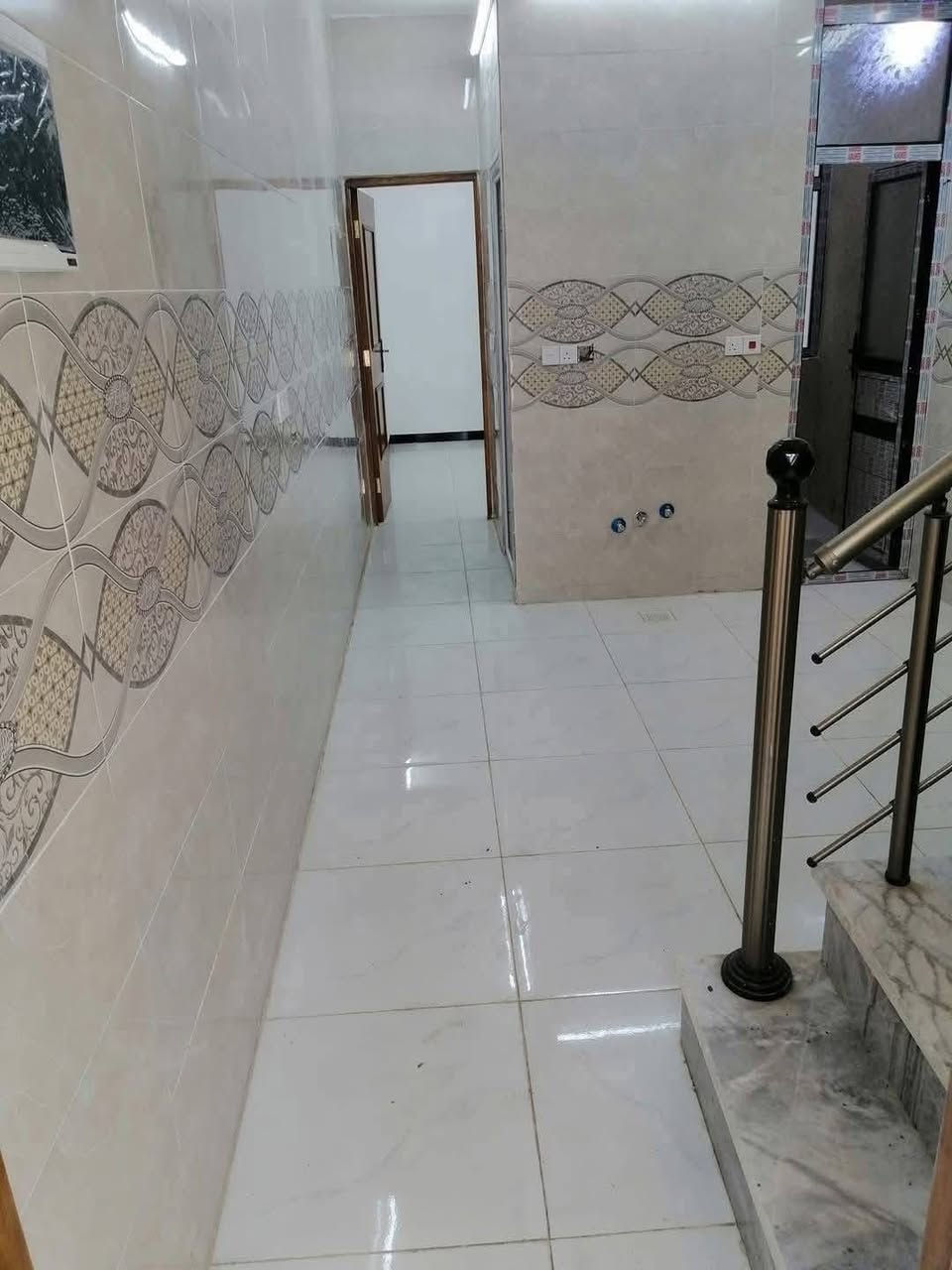 سلام عليكم مشتمل للبيع مساحة 50 متر  بناء حديث درجه أولى طابو صرف يحتوي طرمه وصاله ومطبخ وغرفة نوم جوه ومنور وخدمات والطابق الثاني يحتوي عل غرفتين نوم وخدمات وبيتونه وسطحين شارع عريض ١٥ متر شبابيك الألمنيوم الدار  خلف الشارع العام العنوان بغداد منطقة القاهرة خلف تانكي الماء  السعر ٢٣٥ مليون 
للاستفسار( حسين محمد للعقار)  رقم ***********
