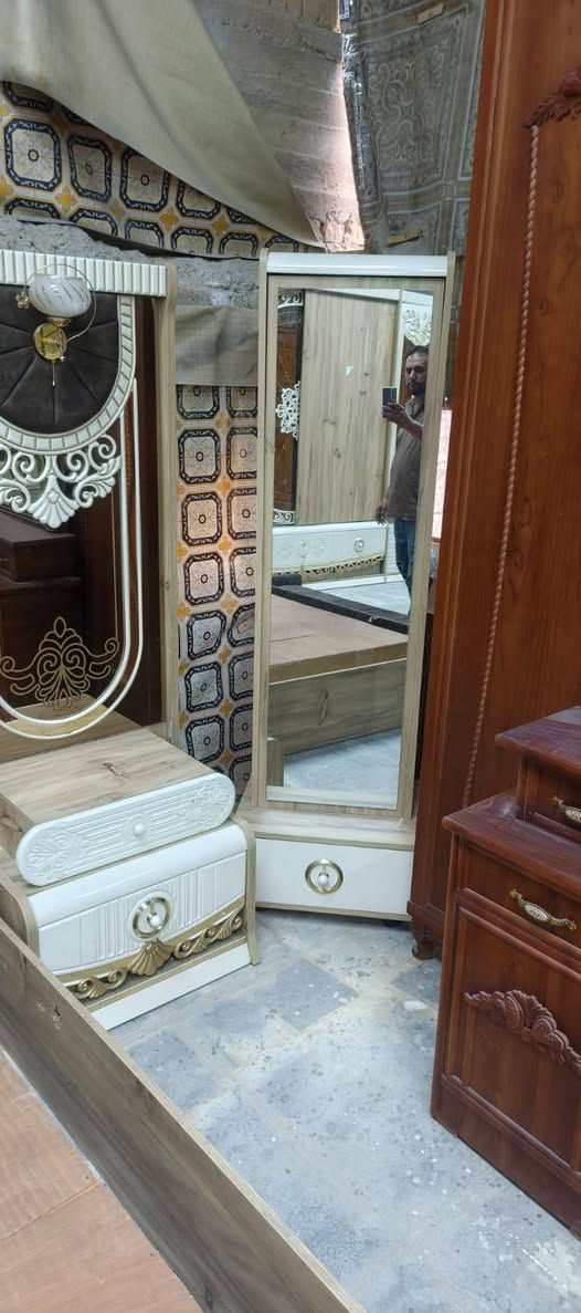 غرفة نوم للبيع استفسار اتصل على رقم ***********
