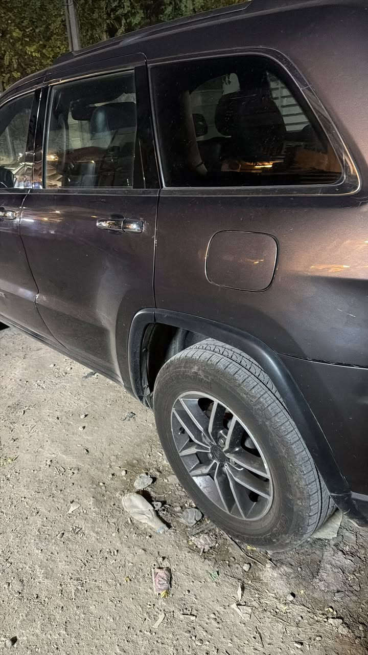 جيب لاريدو 2017 وارد امريكي
السياره حره حاليا 

ضربتهه خفيفه بأمريكا 

وبيها بارد بباب الصدر السياره ماشيه 110 km

بصمه كشن كهربائي 

شاشه جبيره 

كير محرك مكفول
***********
